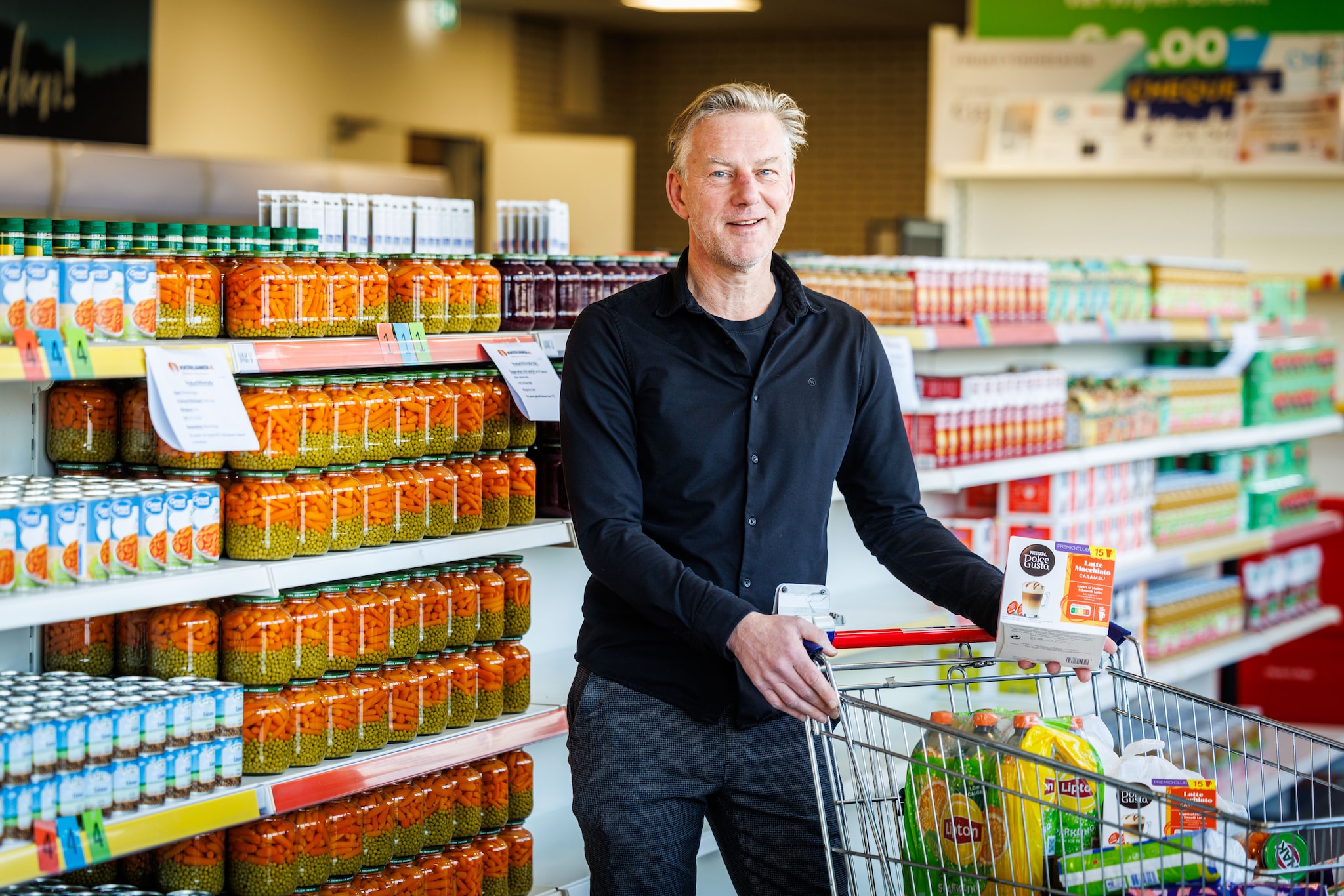 Peter Dinkla  (57) heeft het boek ‘Van miljoen op de bank naar de voedselbank’ geschreven. Hij had meerdere bedrijven en een villa. Peter Dinkla  (57) heeft het boek ‘Van miljoen op de bank naar de voedselbank’ geschreven. Hij had meerdere bedrijven en een villa. Foto: Jules van Iperen/Pix4Profs