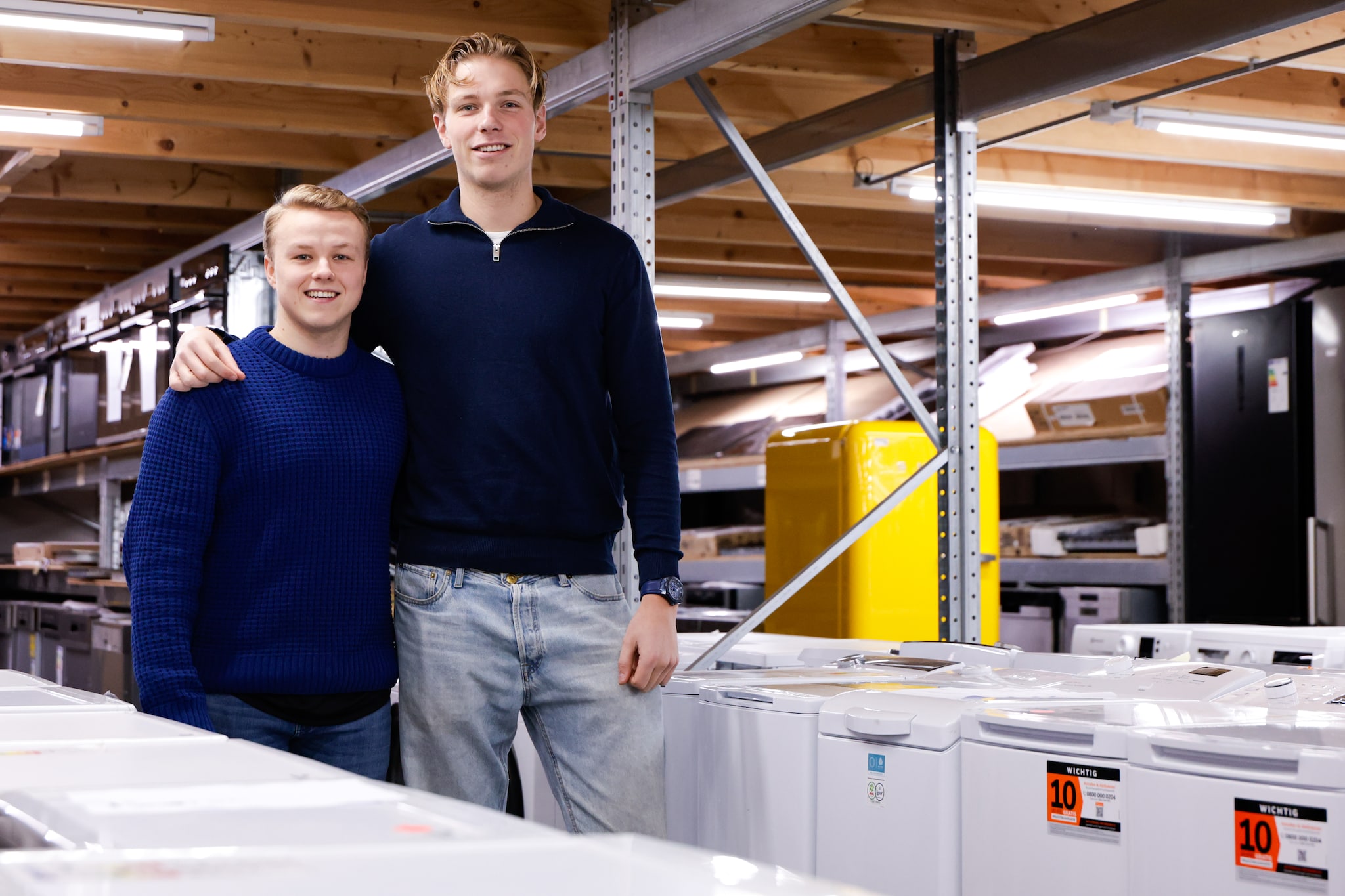 Pim Verkuijl (rechts) en compagnon Tijn Kolstee hebben Witgoed Service CC in Best overgenomen, een bedrijf in nieuw witgoed. Een droom voor de jonge ondernemers die eerder als student al een onderneming in tweedehands witgoed startten in Eindhoven. Foto: Joris Verwijst/DCI Media Pim Verkuijl (rechts) en compagnon Tijn Kolstee hebben Witgoed Service CC in Best overgenomen, een bedrijf in nieuw witgoed. Een droom voor de jonge ondernemers die eerder als student al een onderneming in tweedehands witgoed startten in Eindhoven. Foto: Joris Verwijst/DCI Media