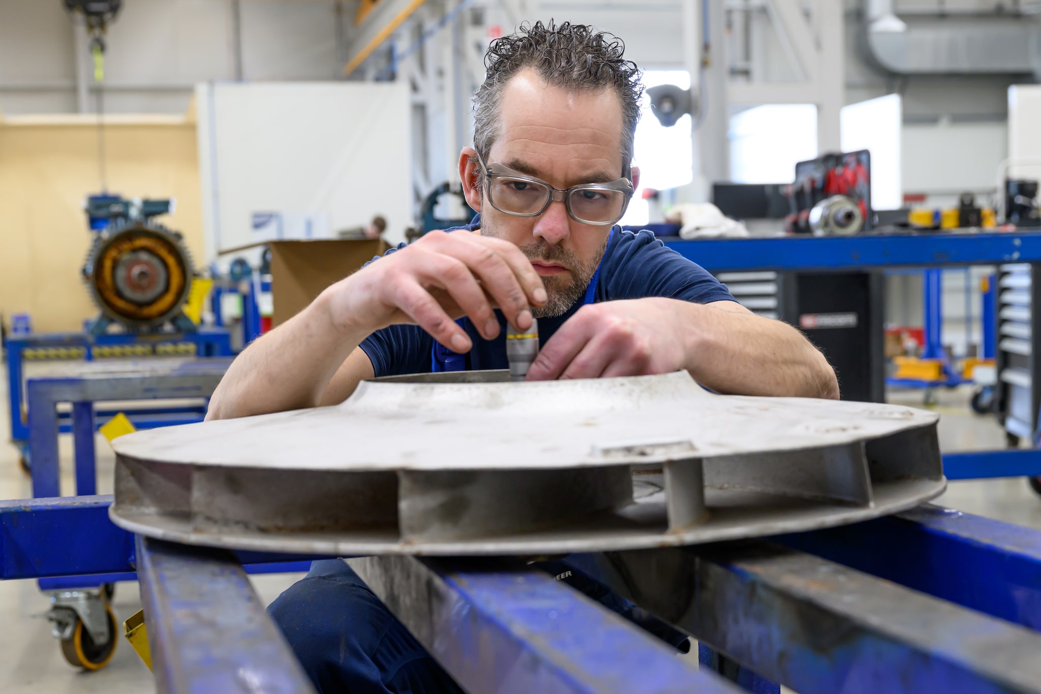 Een technicus van Van Meer aan het werk in de fabriek in Tholen. Foto: Sandra Schimmelpennink Een technicus van Van Meer aan het werk in de fabriek in Tholen. Foto: Sandra Schimmelpennink