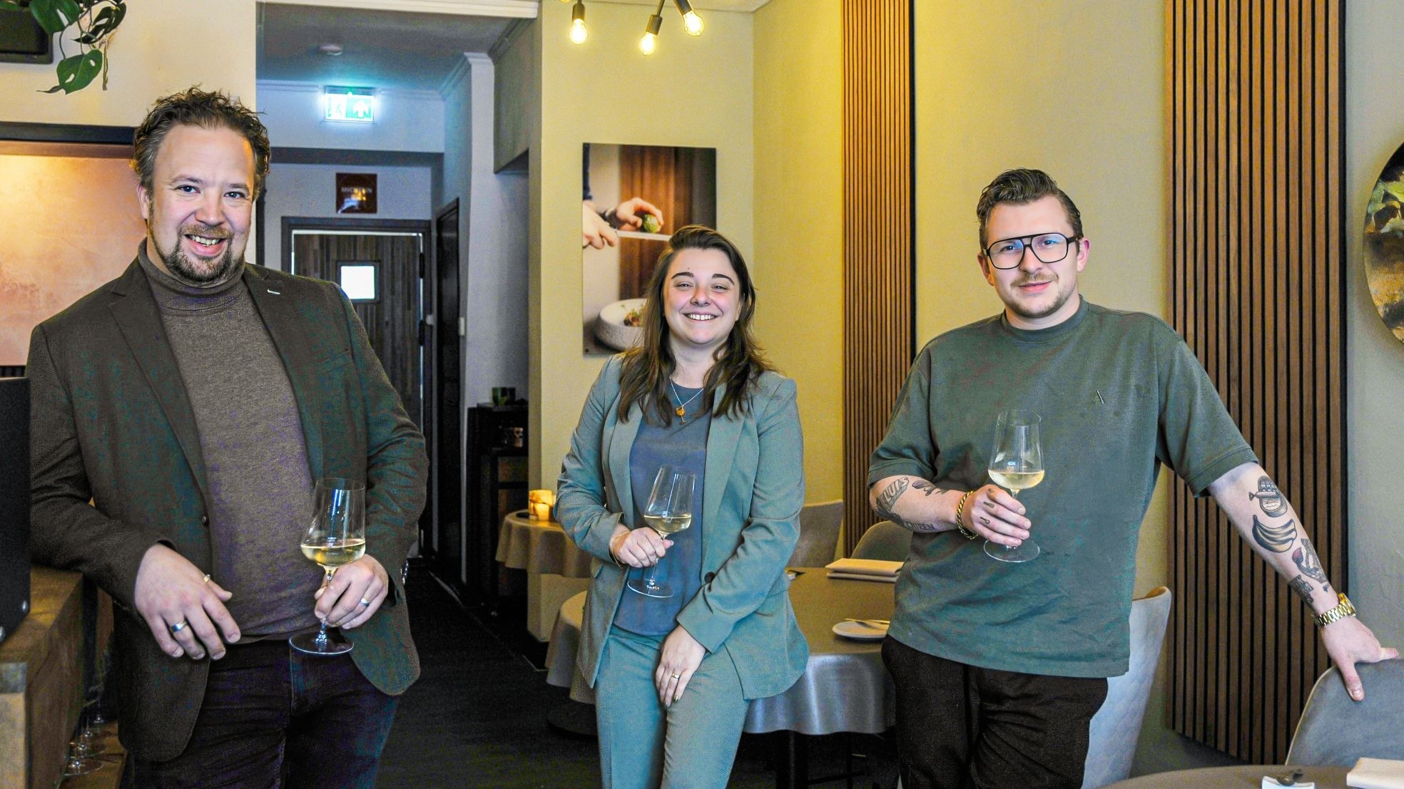 Chef-kok Mathijs Eggly (rechts) en maître-sommeliers Demi en Martijn Struijk-Hendriks van restaurant Markant. Chef-kok Mathijs Eggly (rechts) en maître-sommeliers Demi en Martijn Struijk-Hendriks van restaurant Markant. Foto: Buro70