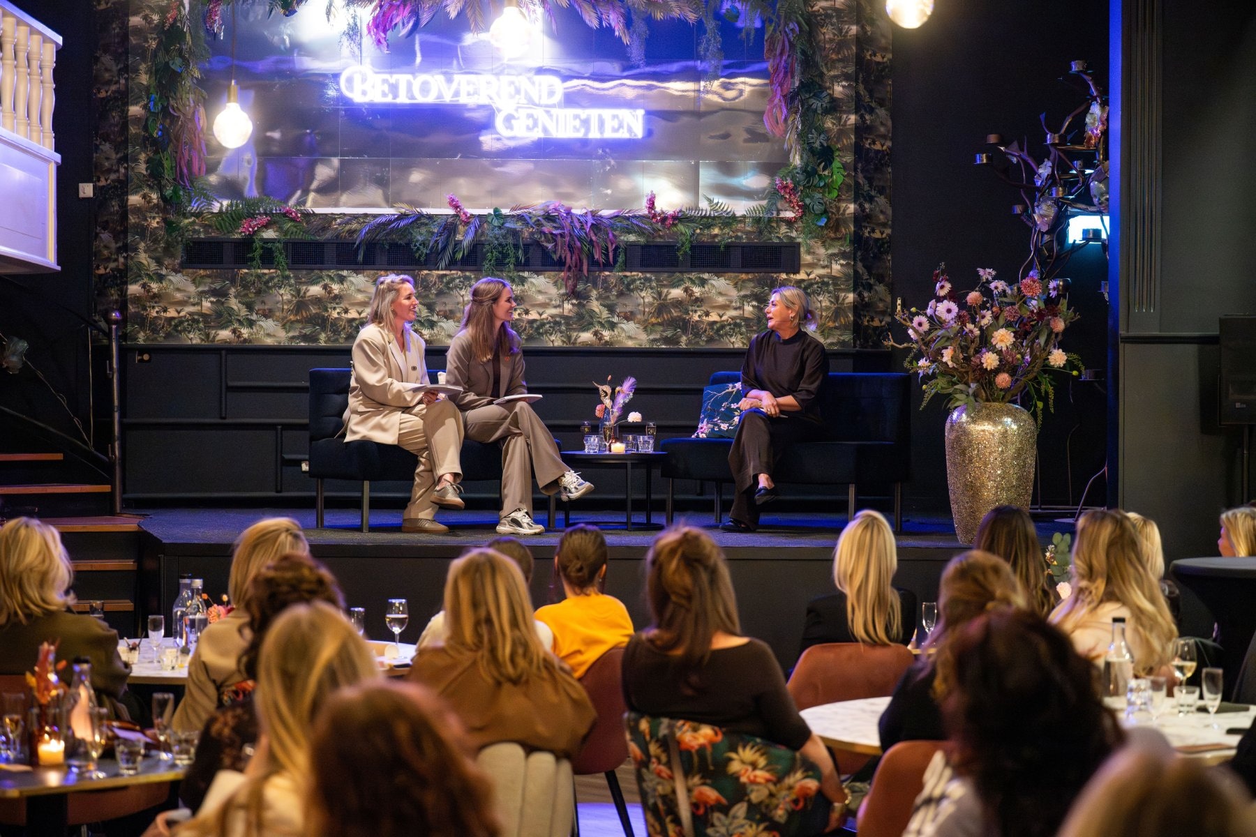 Femke en Sietske van der Hoef wilden hun verhaal nooit grootst brengen, omdat ze vinden dat ZUSSS een podium verdient en niet zij. Toen Femke werd overgehaald door netwerkclub She Society om zich te laten interviewen in een volle zaal vol ondernemers, zag ze in dat andere ondernemers iets kunnen leren van haar ervaring. Femke van der Hoef on stage, bij netwerkclub She Society. Foto: Vol in Beeld