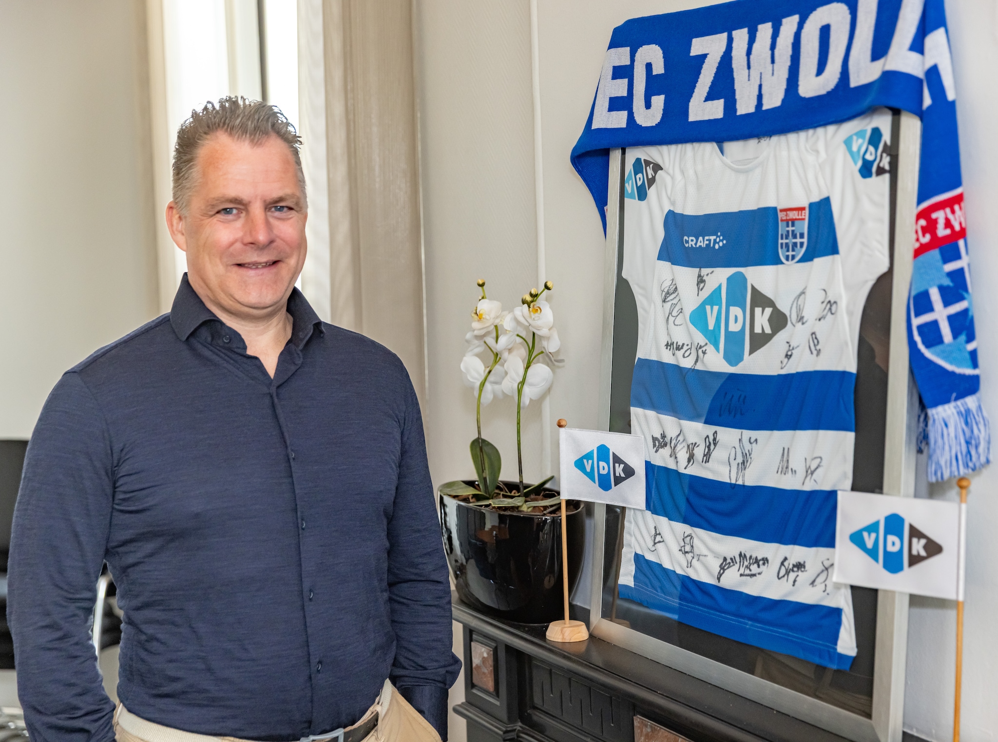 Frans van der Kolk naast een shirt van PEC Zwolle, waarvan hij voorzitter en sponsor is. Frans van der Kolk naast een shirt van PEC Zwolle, waarvan hij voorzitter en sponsor is. Foto: Frans Paalman