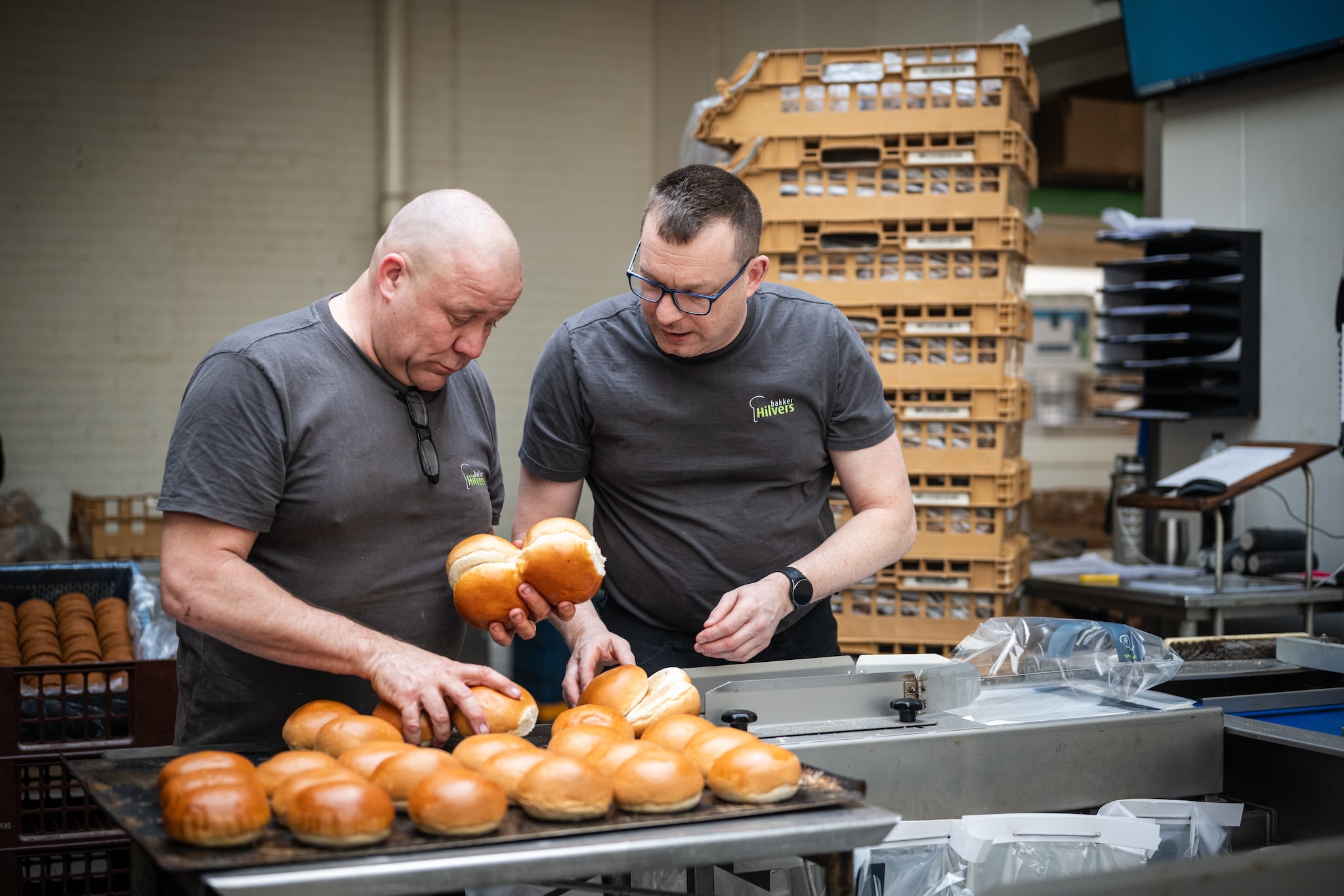 Medewerkers aan de slag in de bakkerij van Hilvers. Foto: Milan Schellingerhout Medewerkers aan de slag in de bakkerij van Hilvers. Foto: Milan Schellingerhout