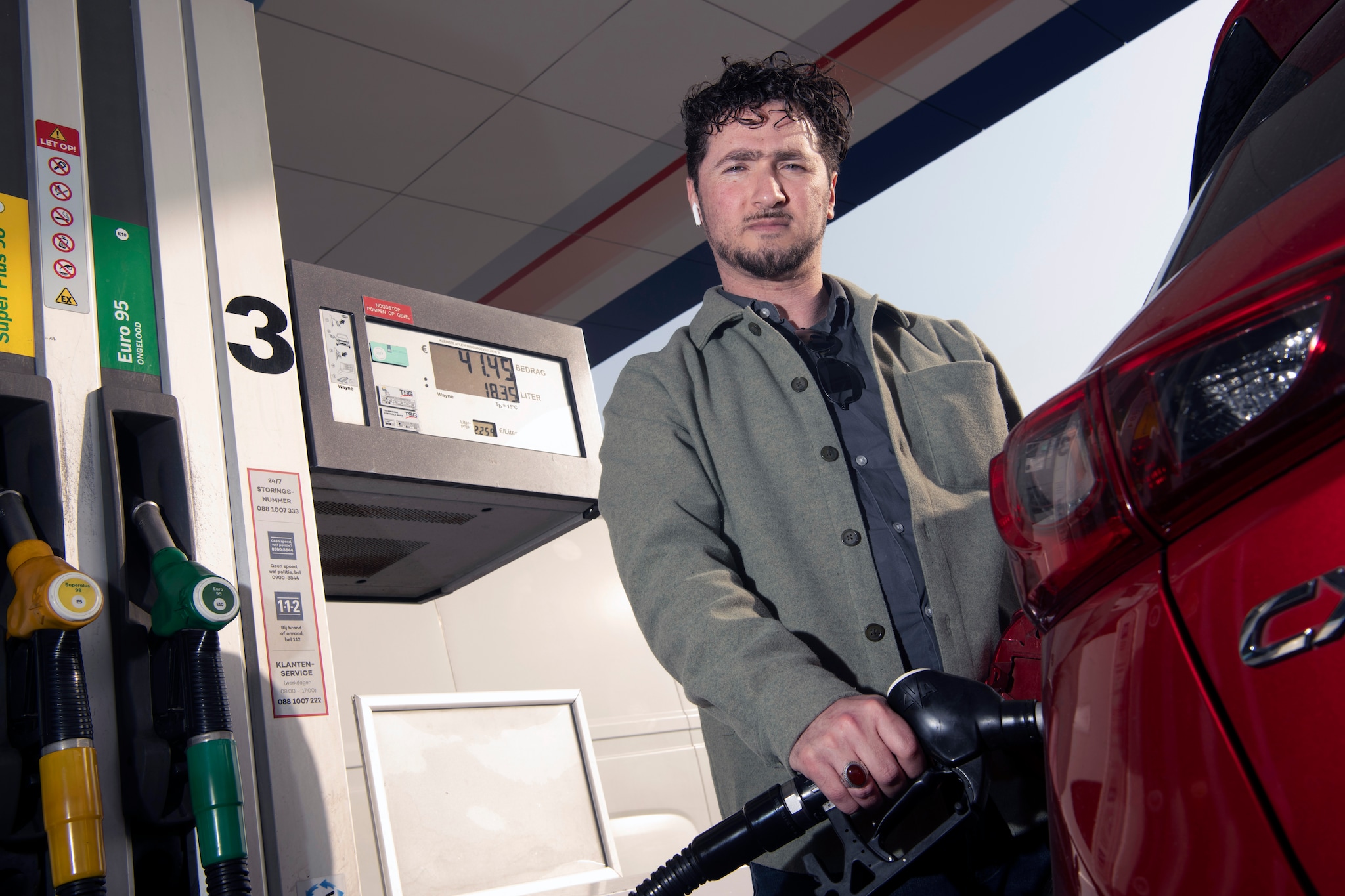 Rijschoolhouder Mido Zadeh uit Zutphen gooit zijn auto met de nodige tegenzin vol.  Rijschoolhouder Mido Zadeh uit Zutphen gooit zijn auto met de nodige tegenzin vol. Foto: Ruben Meijerink