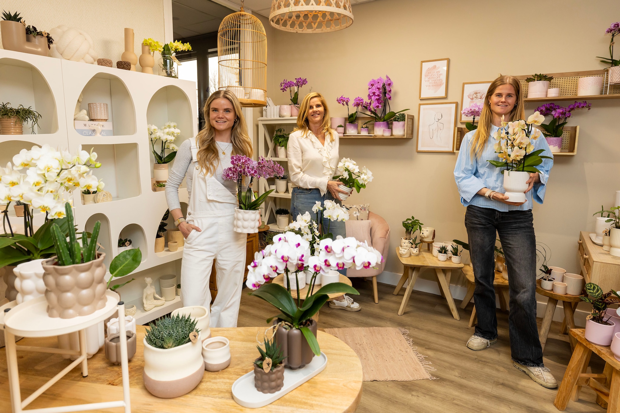 Julia, Desiree en Nadia Olsthoorn in de showroom van OK Plant. Julia, Desiree en Nadia Olsthoorn in de showroom van OK Plant. Foto: Thierry Schut