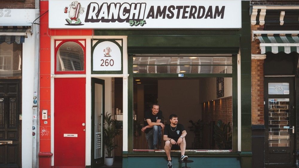 Sebastiaan en Christiaan voor hun broodjeszaak. Sebastiaan en Christiaan voor hun broodjeszaak. Foto: eigen foto