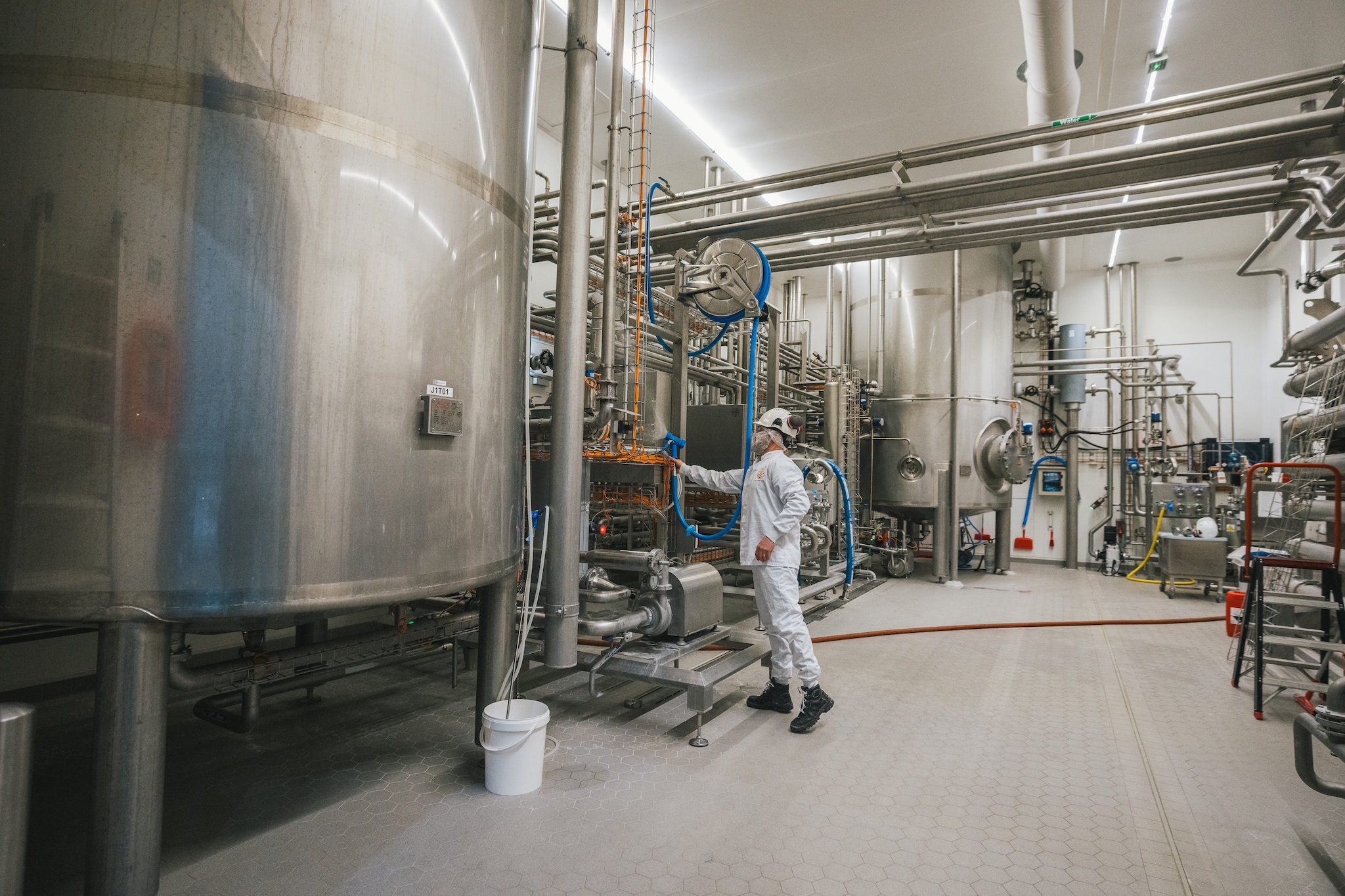 In de fabriek van de Protein Brewery worden in grote tanks schimmels omgezet in eiwitten. Die vervolgens weer in koekjes, energierepen en andere voedingsprodukten worden verwerkt. Goedkoop en efficiënt. In de fabriek van de Protein Brewery worden in grote tanks schimmels omgezet in eiwitten. Die vervolgens weer in koekjes, energierepen en andere voedingsproducten worden verwerkt. Goedkoop en efficiënt.