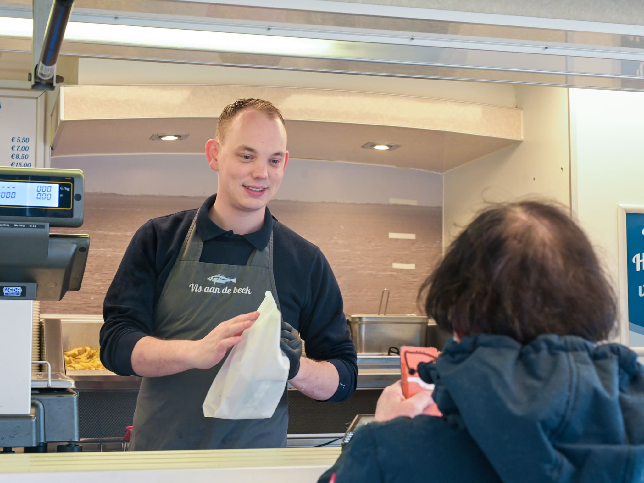 jonge ondernemer albert post 23 vis visboer bedrijfsovername viskraam markt