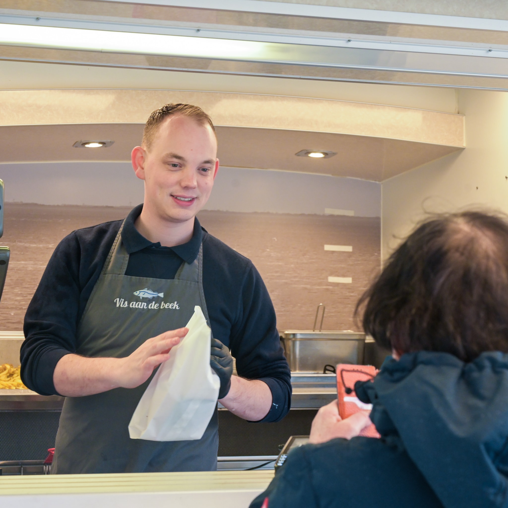 jonge ondernemer albert post 23 vis visboer bedrijfsovername viskraam markt