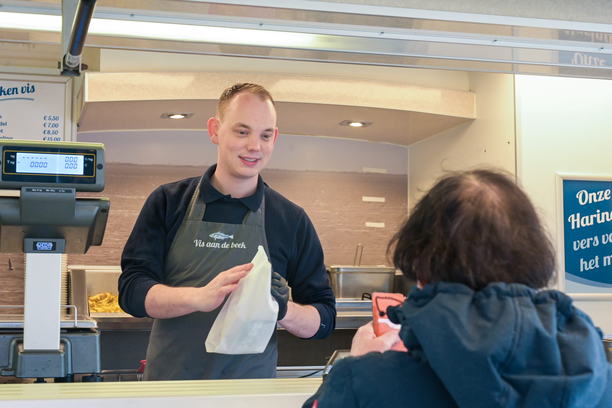 Albert heeft succes met zijn vismarktkraam.