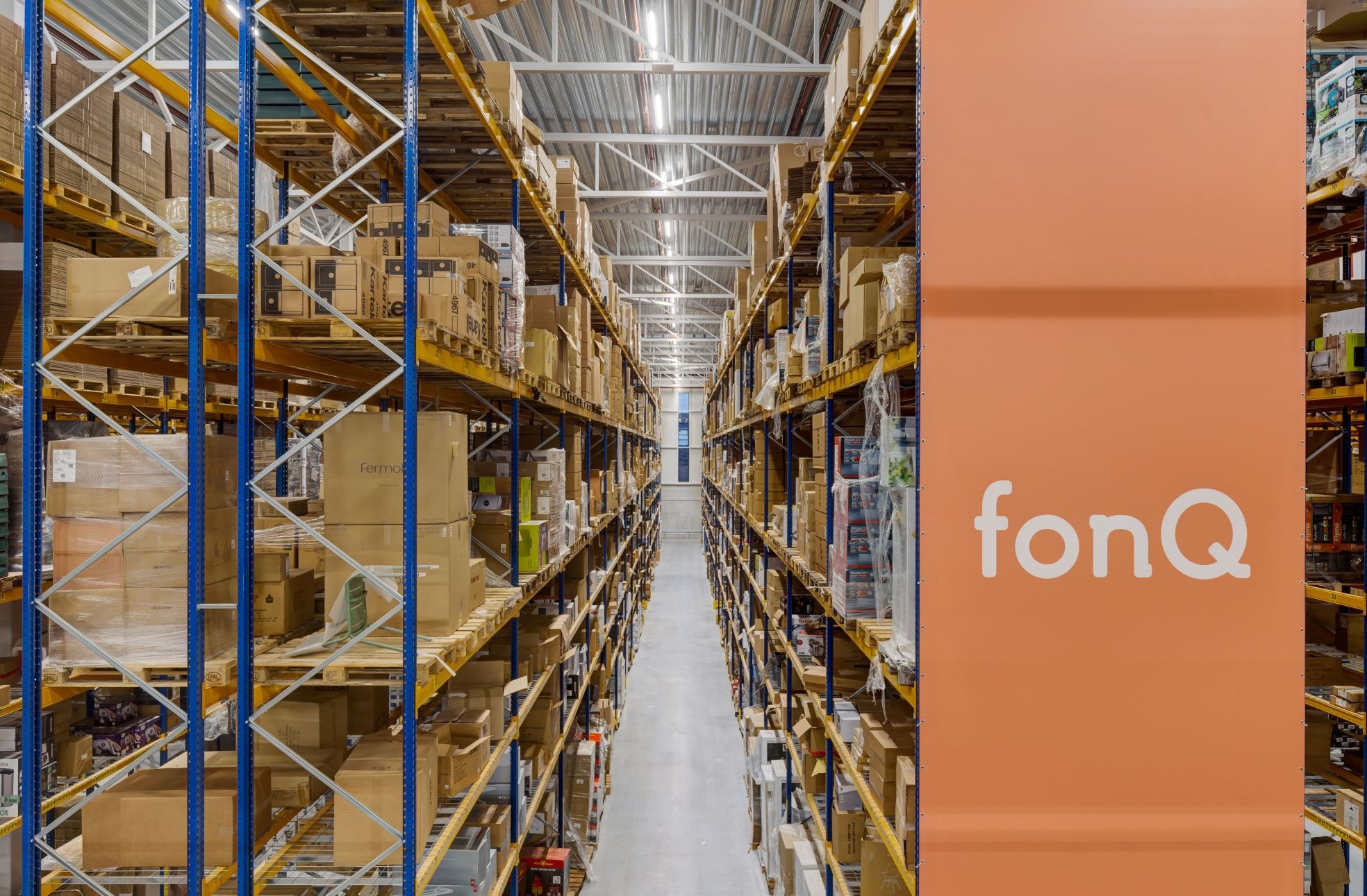 Een blik in het magazijn van fonQ. Een blik in het magazijn van fonQ. Eigen foto