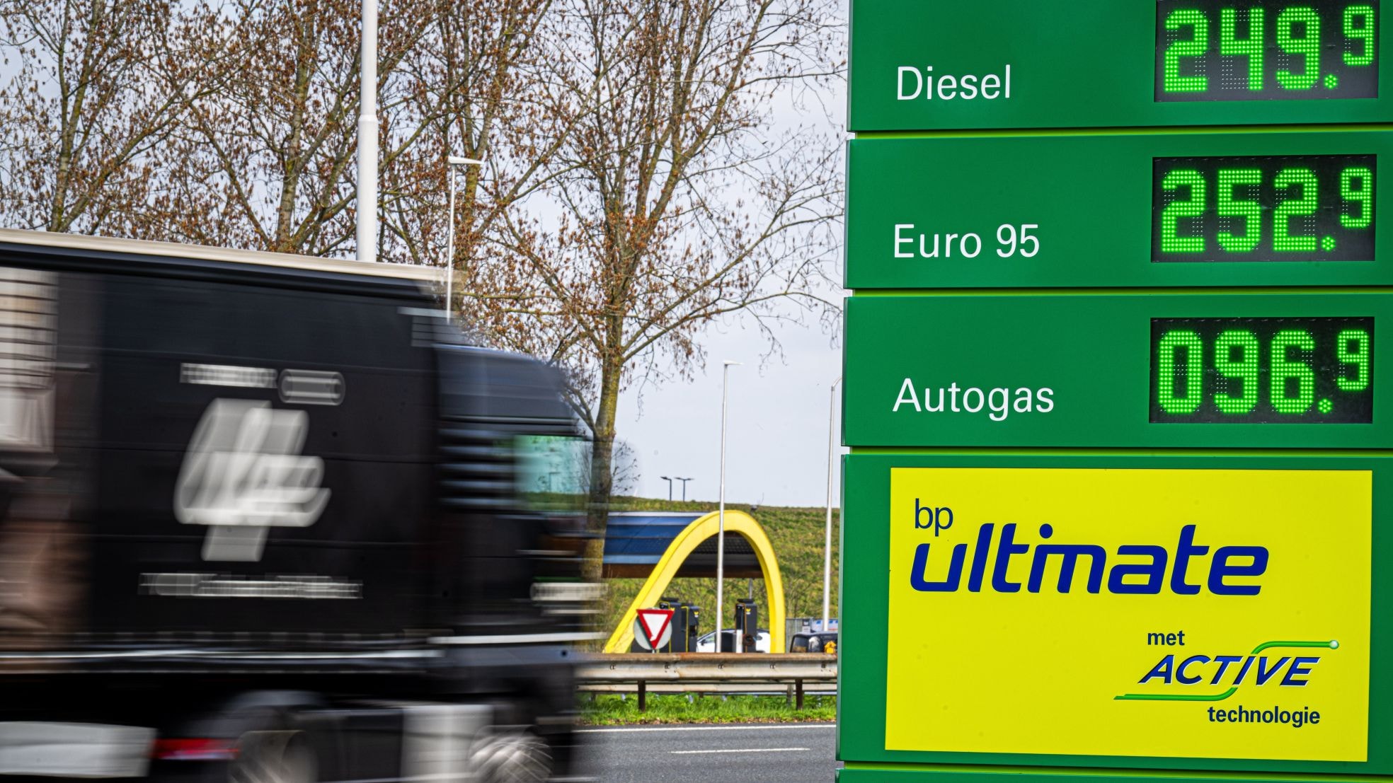 Door de oorlog in het Midden-Oosten zijn de prijzen aan de pomp de laatste weken hard opgelopen. Hier bij de BP langs de A20 bij Nieuwerkerk.