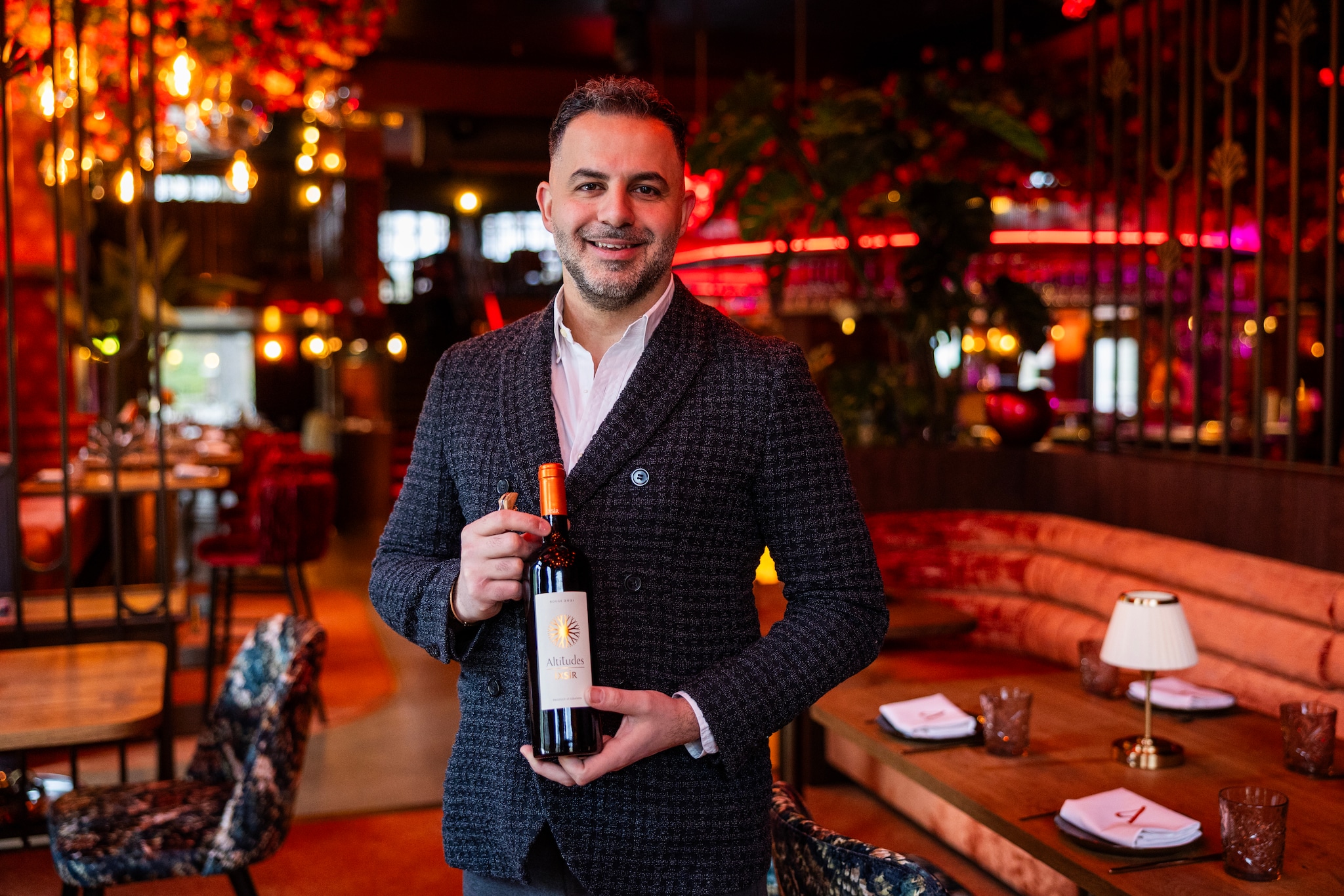 Raffi Mousa laat zijn restaurant Amelie in Enschede op halve kracht draaien door personeelsgebrek.