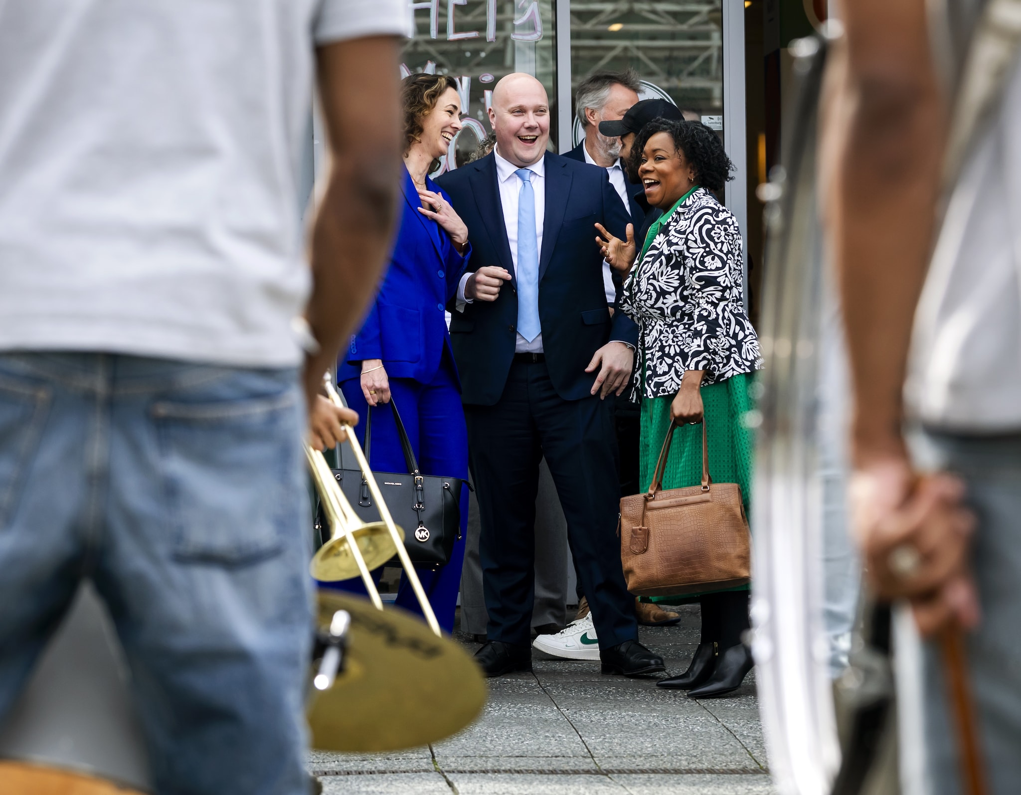 Minister Thierry Aartsen (Werk en Participatie) op werkbezoek in het werkcentrum in winkelcentrum Boven ‘t IJ. In dit soort centra wordt hulp geboden aan werkzoekenden en antwoord gegeven op vragen van werkgevers over regelingen en subsidies. Foto: ANP