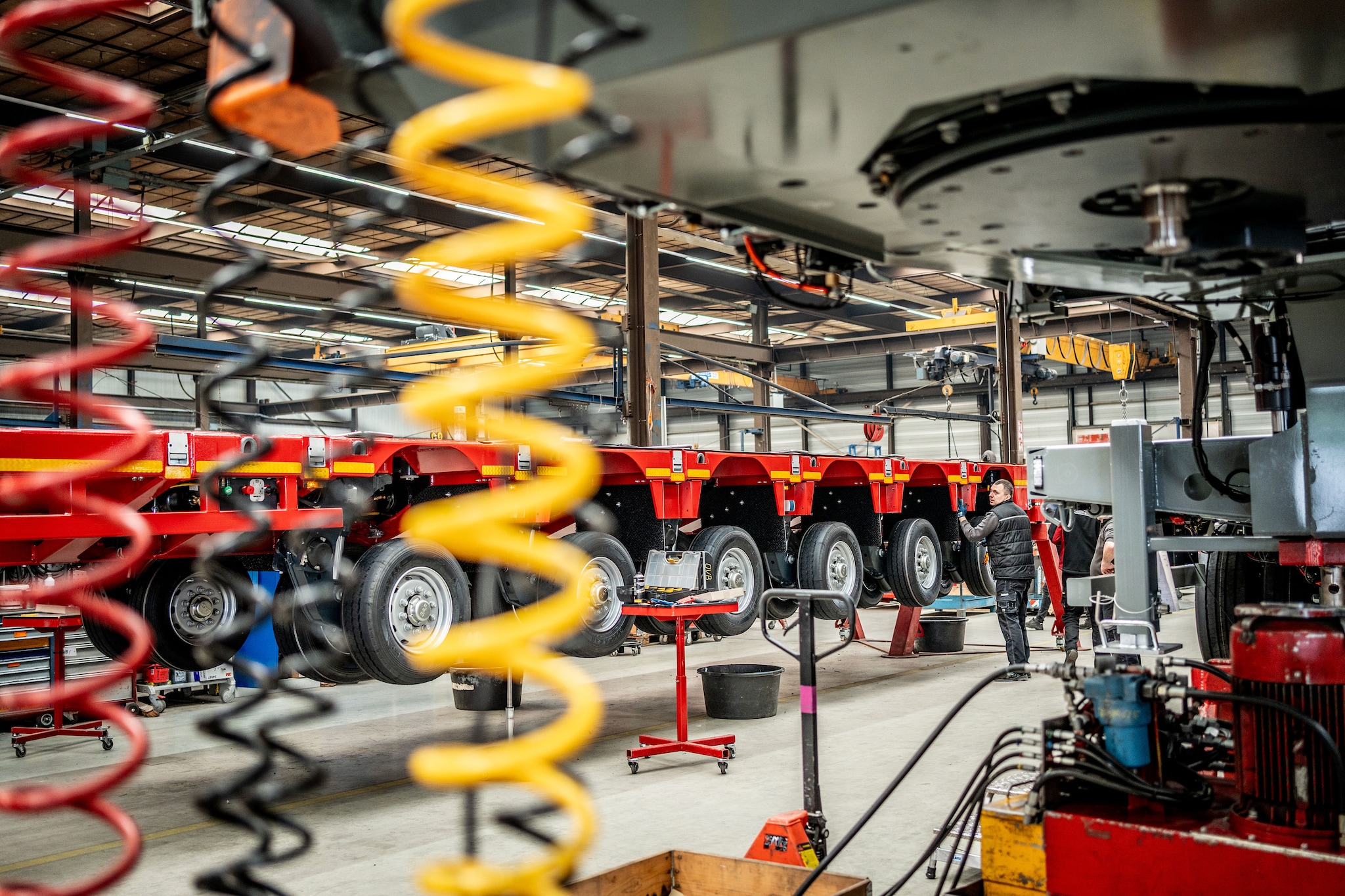 Nooteboom maakt trailers - zeg maar heel lange aanhangwagens - op maat voor het vervoer van grote bijzondere objecten zoals de vleugels van windmolens. Foto: Eveline van Elk Nooteboom maakt trailers - zeg maar heel lange aanhangwagens - op maat voor het vervoer van grote bijzondere objecten zoals de vleugels van windmolens. Foto: Eveline van Elk