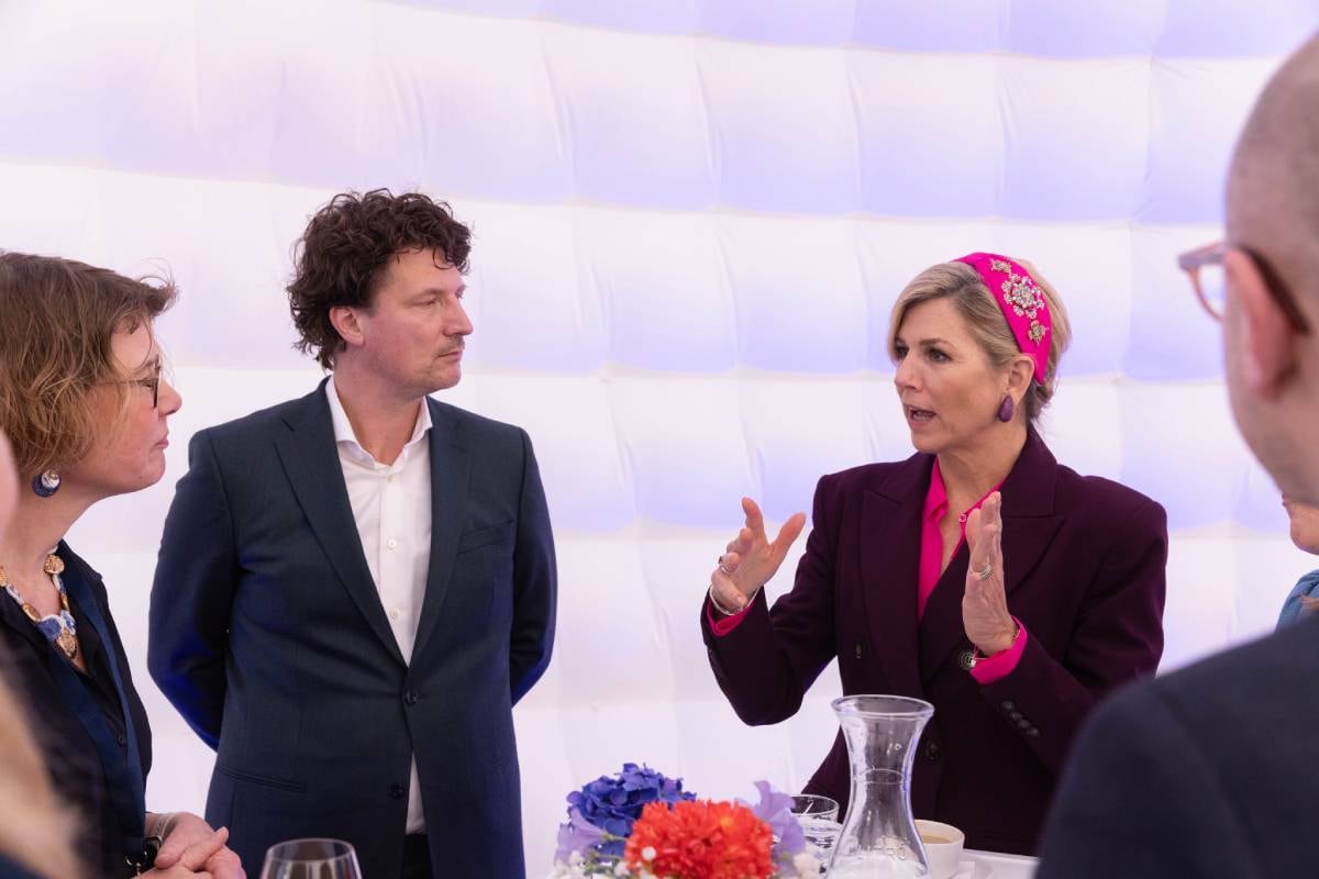 Guido Braam en koningin Máxima die het rapport Staat van Circulair Ondernemen 2026 ontvangt. Foto: eigen beeld.  Guido Braam en koningin Máxima die het rapport Staat van Circulair Ondernemen 2026 ontvangt. Foto: eigen beeld.