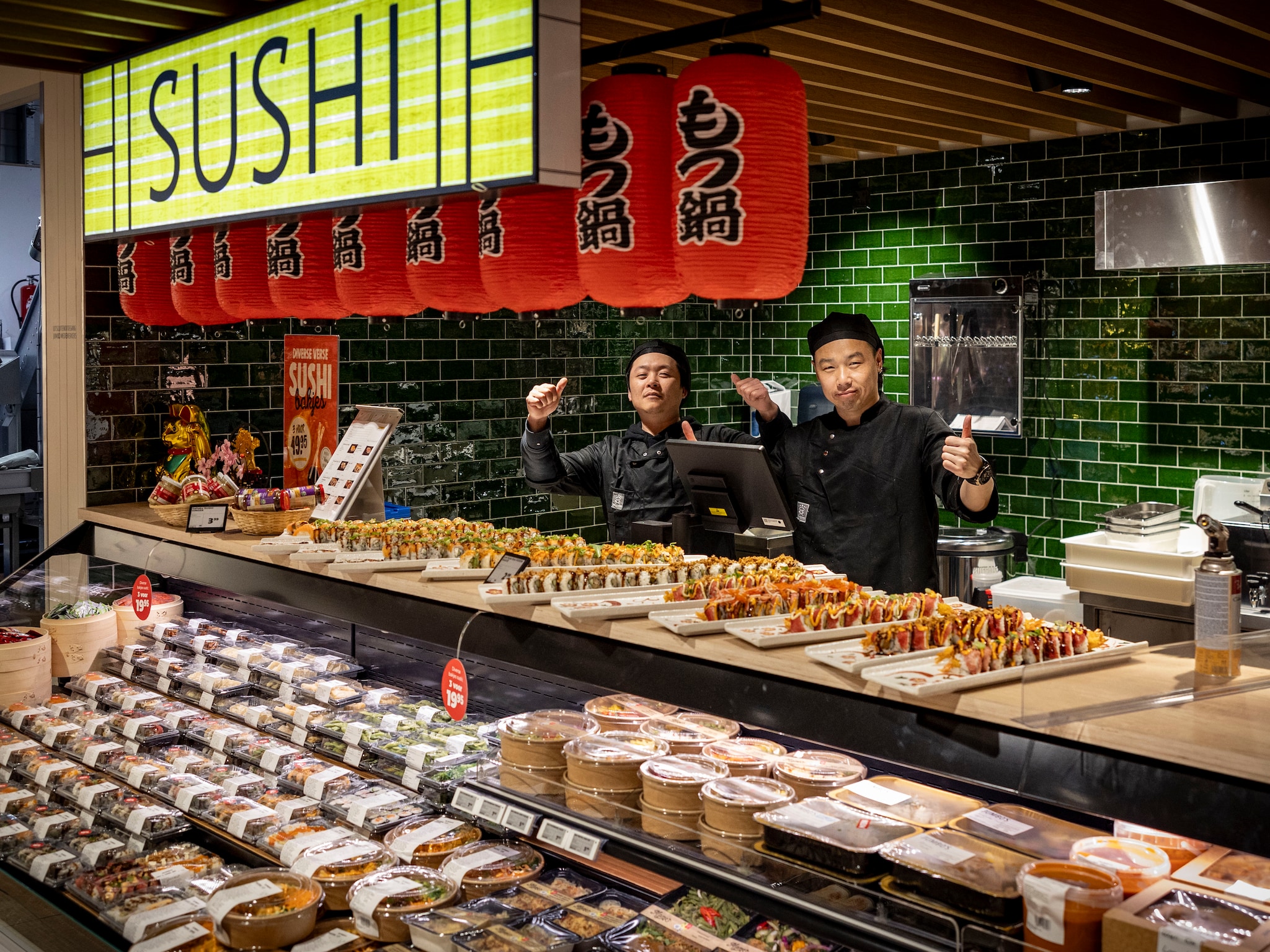 personeel koks aziatische restaurants sushi jumbo supermarkt