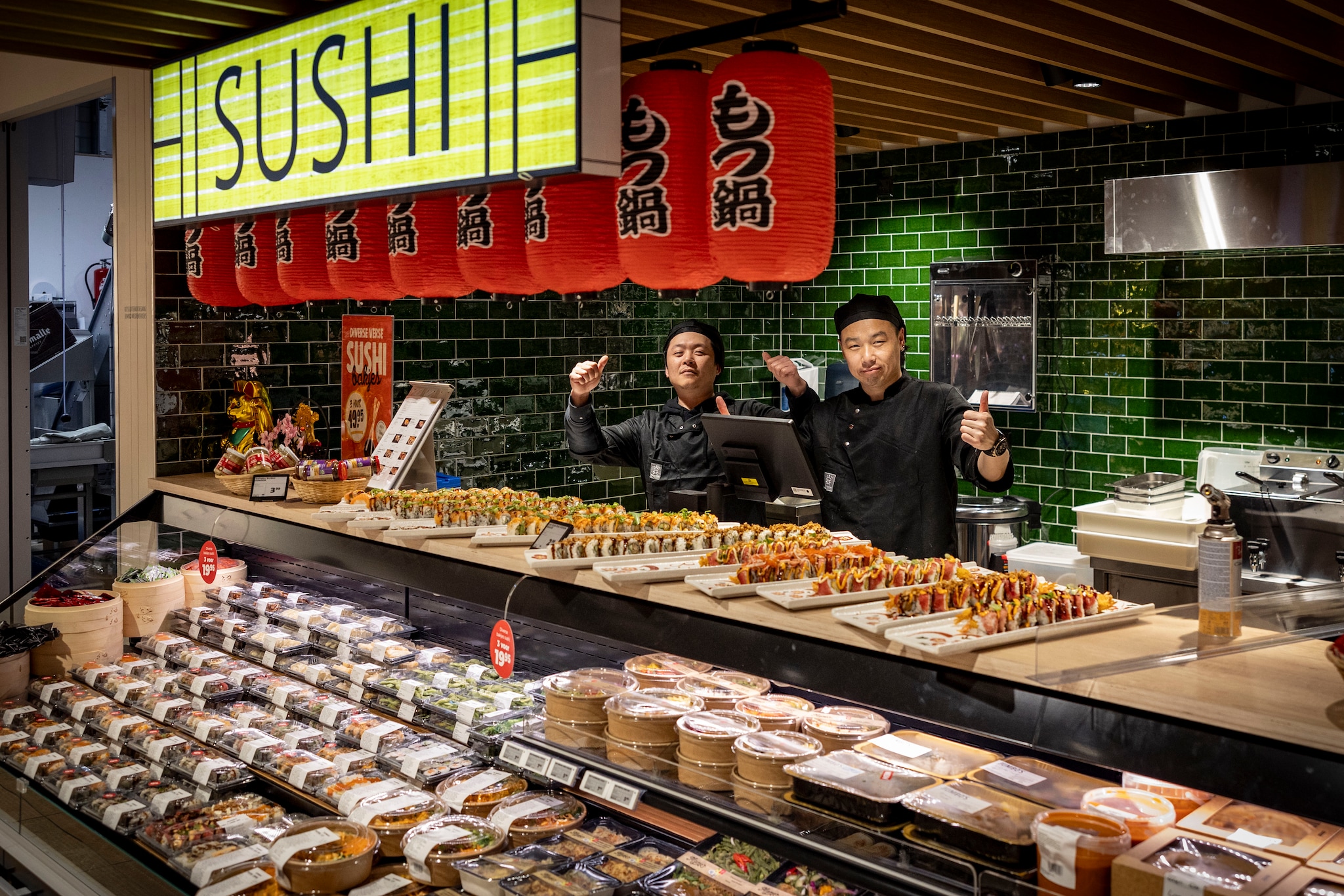 Jumbo Kuipers in Oldenzaal heeft sinds kort een sushikiosk met Aziatische koks.