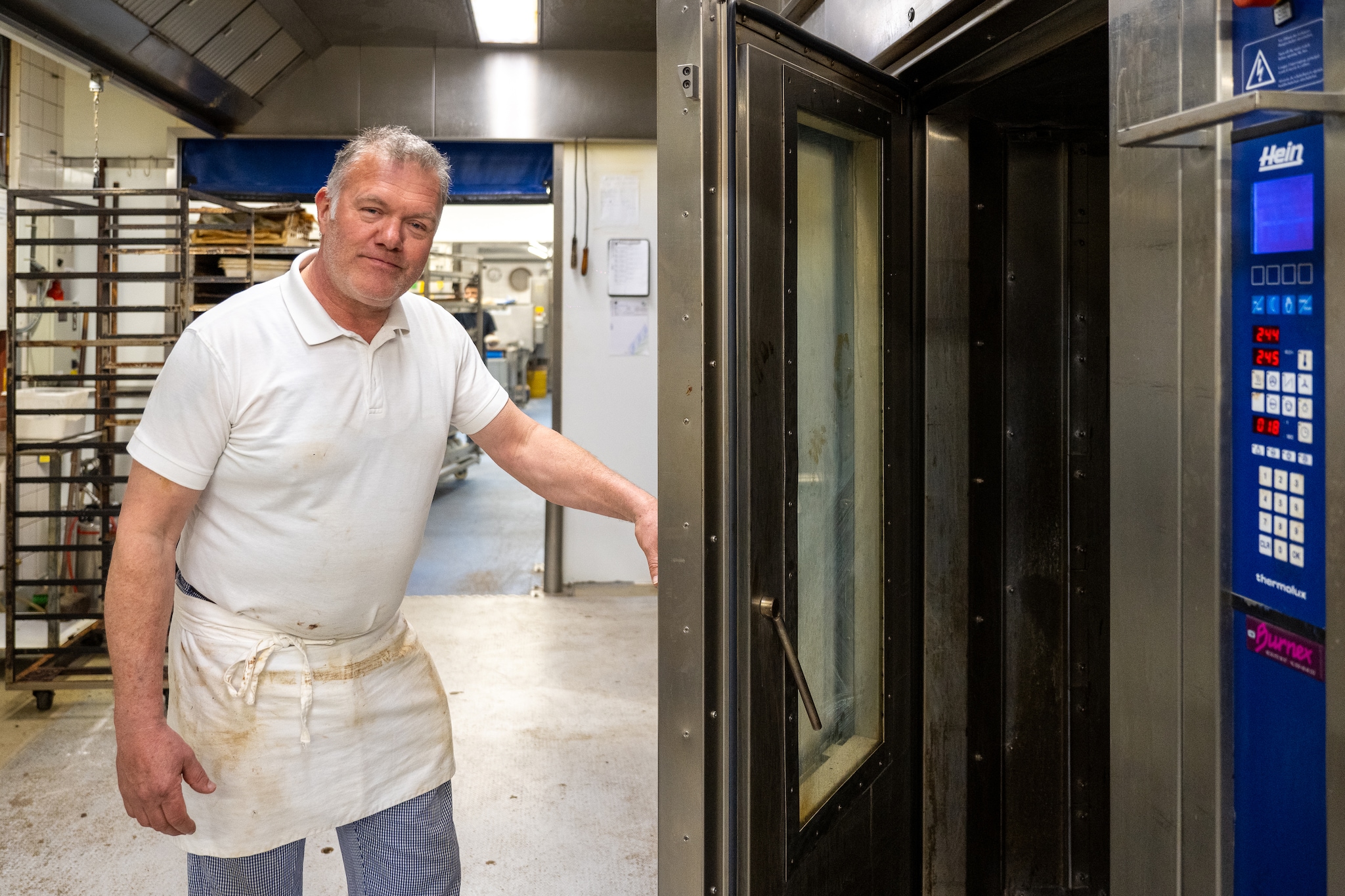 Noll Vromans bij de oven die hij bewust niet gebruikt. Noll Vromans bij de oven die hij bewust niet gebruikt. Foto: Casper van Aggelen/Pix4Profs