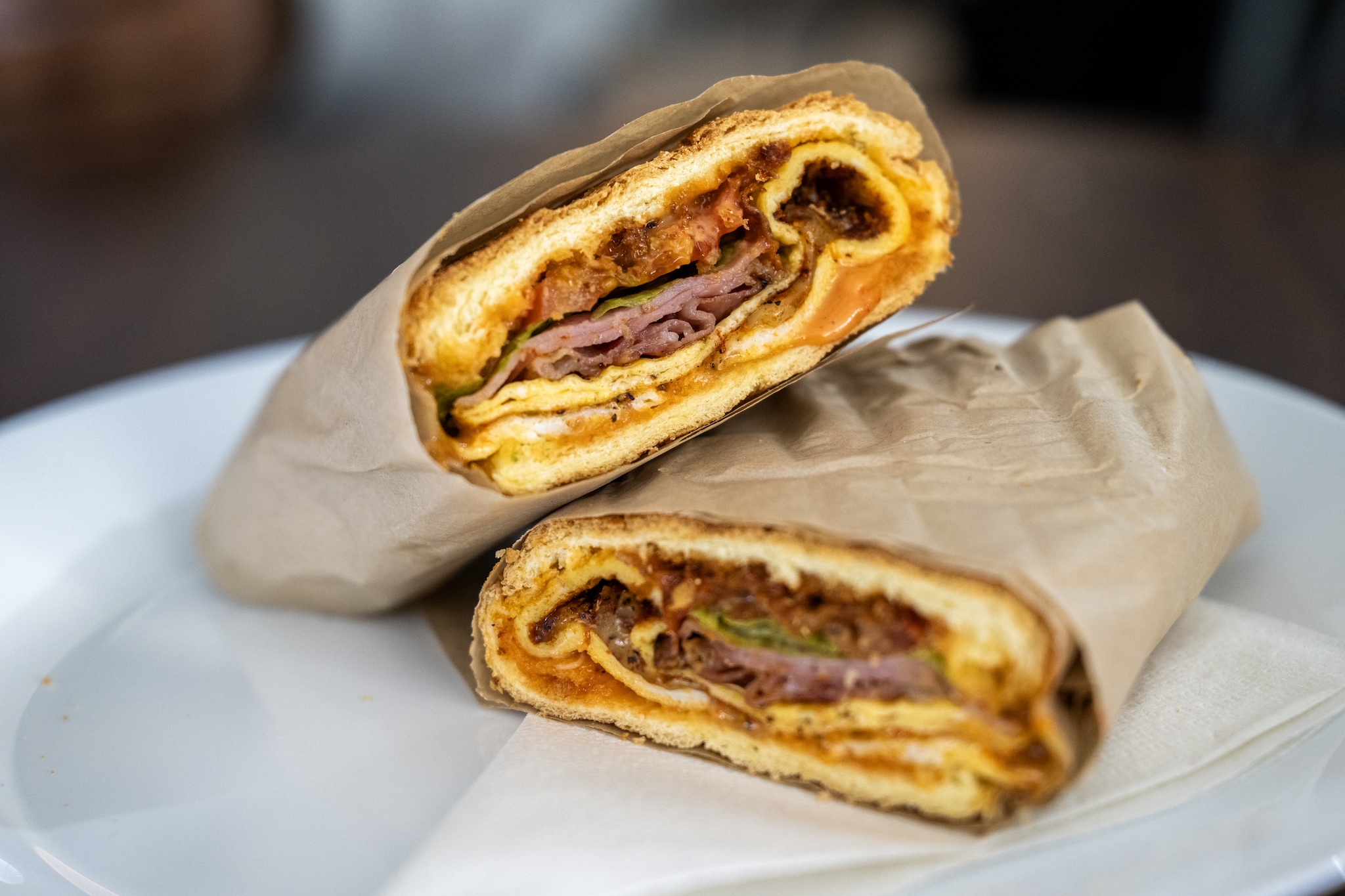 Volgens Larmonie een van de best verkochte broodjes: chopped cheese Volgens Hajziani Larmonie een van de best verkochte broodjes: chopped cheese. Foto: Frank de Roo