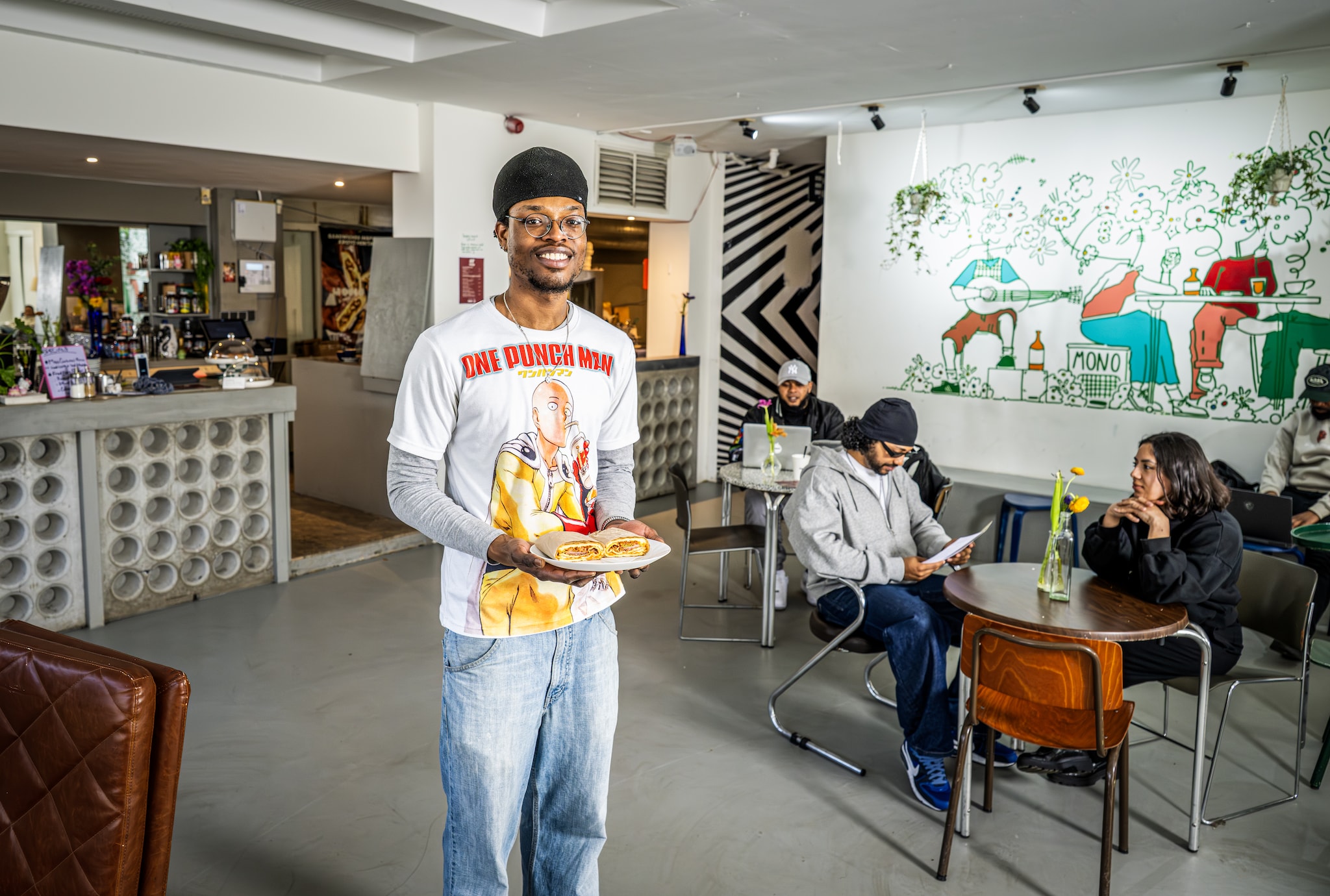 Hajziani (25) verkoopt zijn eigen Pankuflavours broodjes bij Bar Mono.