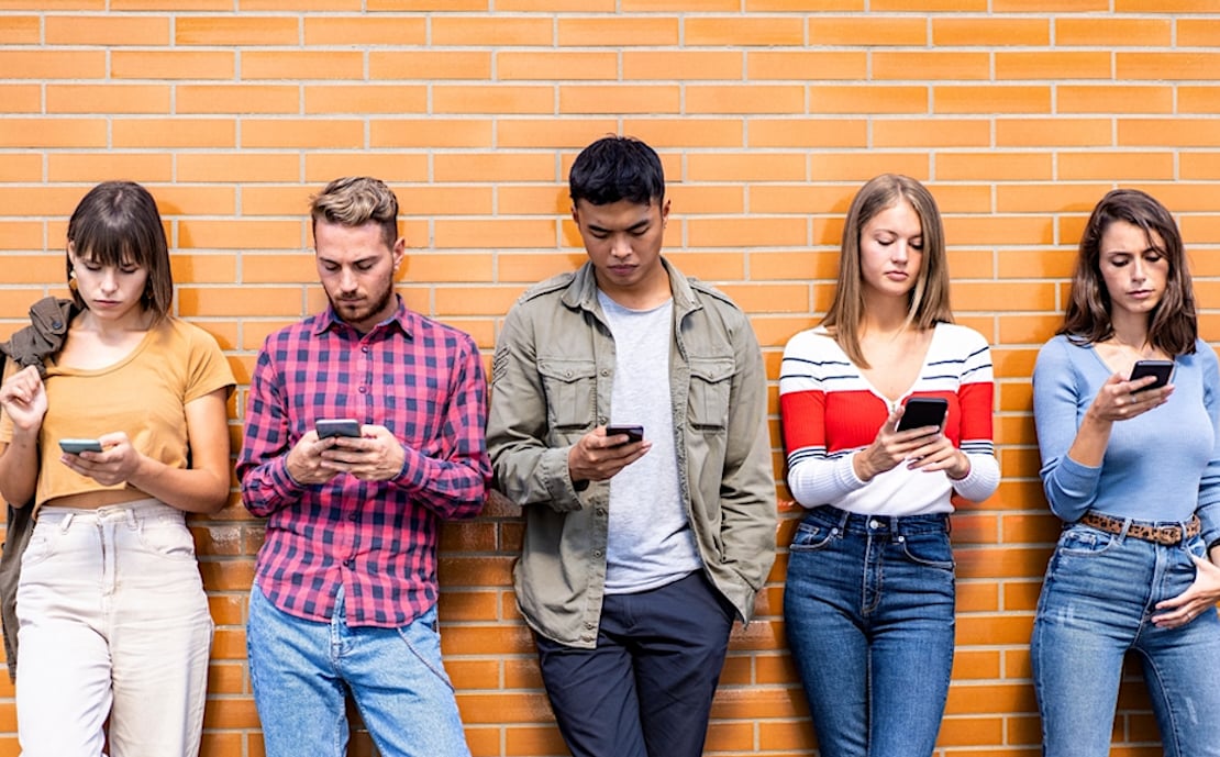 Hoe bereik je een doelgroep die reclame direct herkent en vakkundig negeert, en zich óók nog eens vaker afkeert van social media?