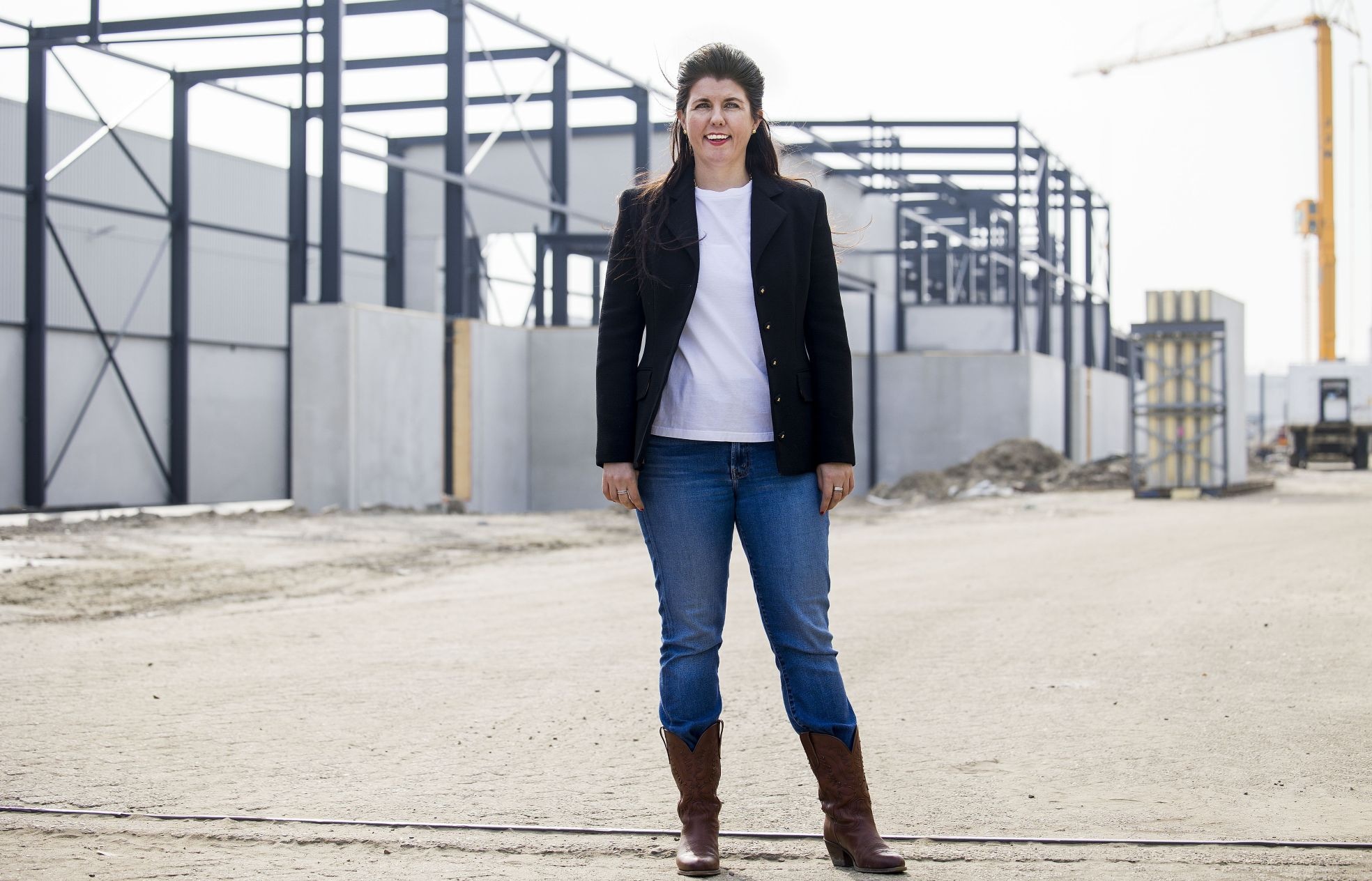 Kristel Groenenboom bij de spuiterij in aanbouw. Deze moet in oktober klaar voor gebruik zijn. Kristel Groenenboom bij de spuiterij in aanbouw. Deze moet in oktober klaar voor gebruik zijn. Foto: Adrie Kievit