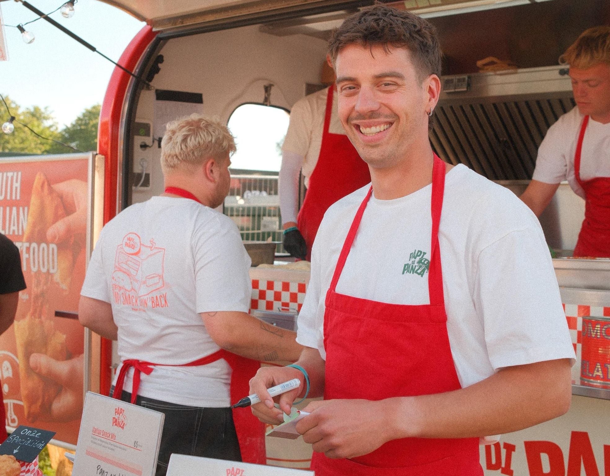 Daan Crefcoeur, bij sommigen bekend als YouTuber ‘Creffie’, aan het werk in zijn foodtruck. Foto: Eigen foto Daan Crefcoeur, bij sommigen bekend als YouTuber ‘Creffie’, aan het werk in zijn foodtruck. Foto: Eigen foto
