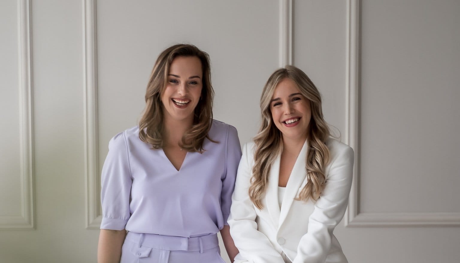 Naomi en Lois, reisadviseurs en enthousiaste gezichten achter het online reisplatform Travander.