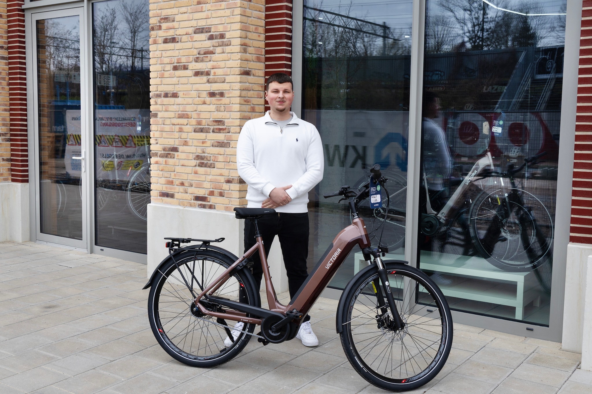 Rafal Rusinski voor zijn fietsenwinkel. Rafal Rusinski voor zijn fietsenwinkel. Foto: DCI Media