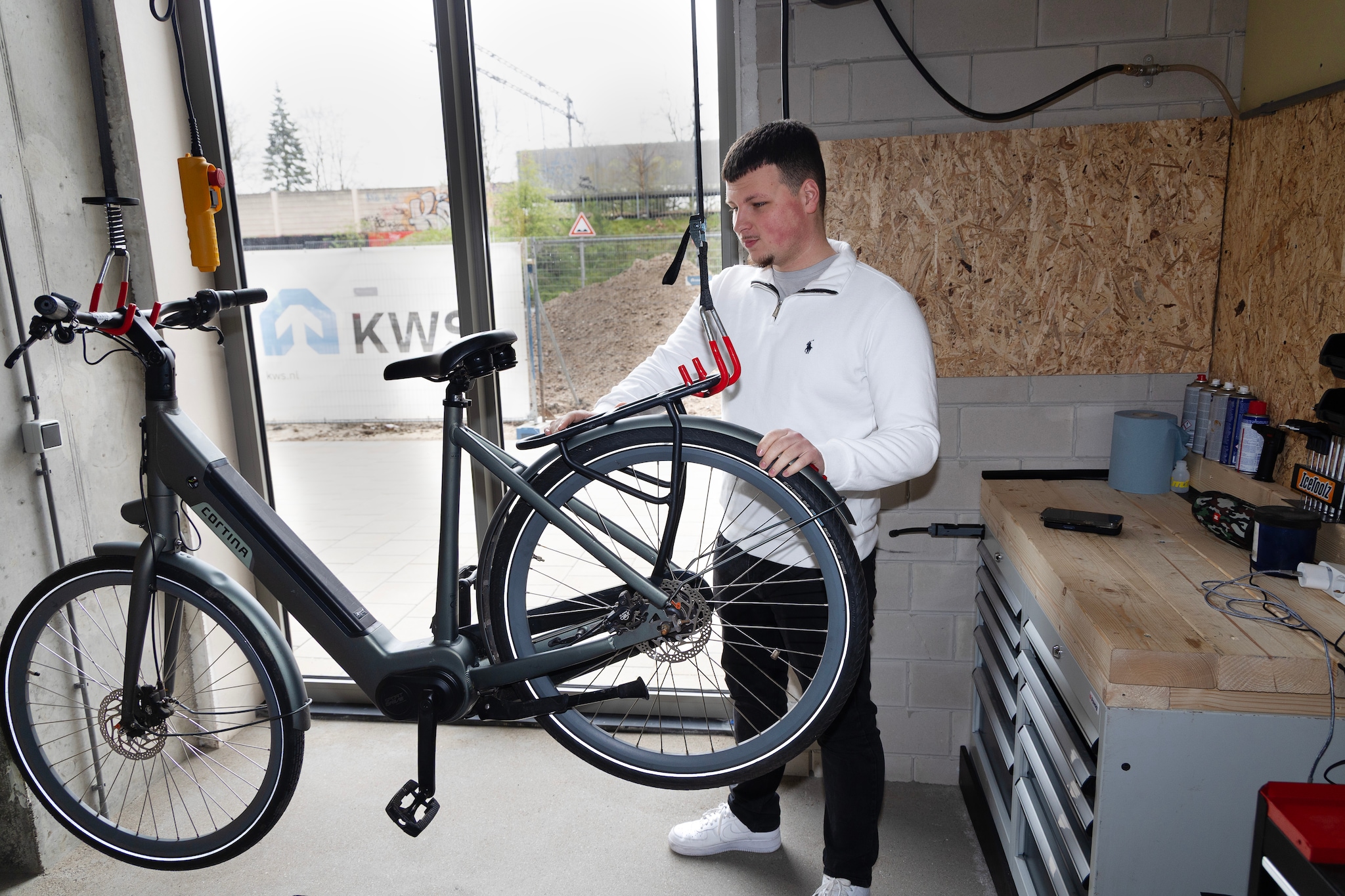 Rafal Rusinski (19) in zijn fietsenwinkel.