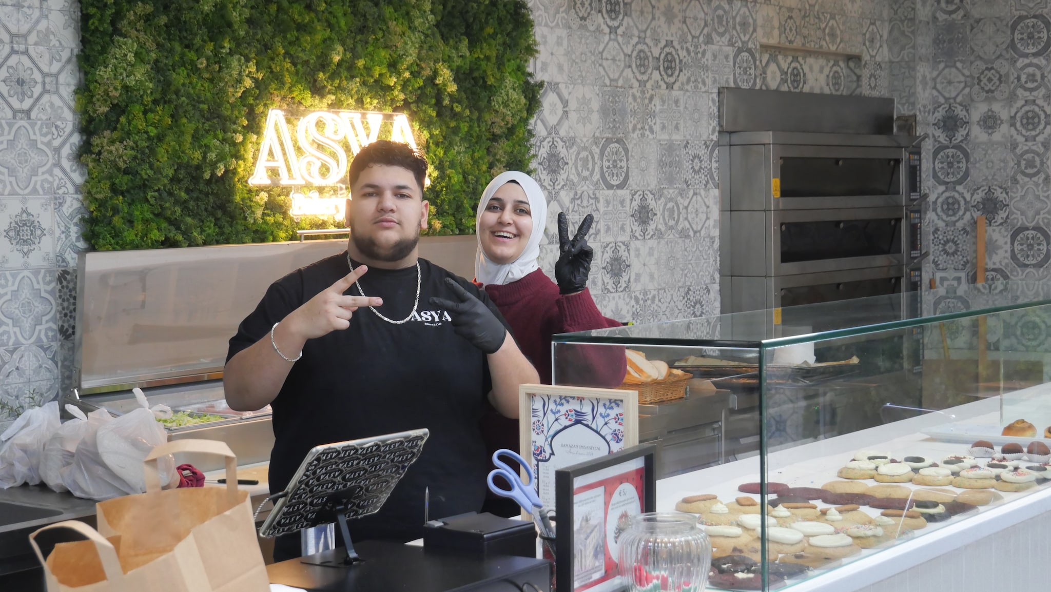 Harun en Selva Kodaz in Asya Bakery & Café Foto: Asya Bakery & Café. Foto: eigen beeld