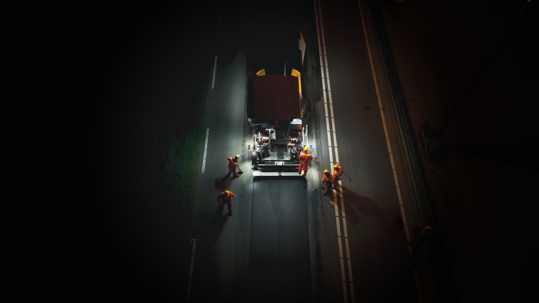Een asfaltploeg van multidisciplinair aannemersbedrijf Mourik in actie in de nacht. Een asfaltploeg van multidisciplinair aannemersbedrijf Mourik in actie in de nacht. Foto: PR/Mourik