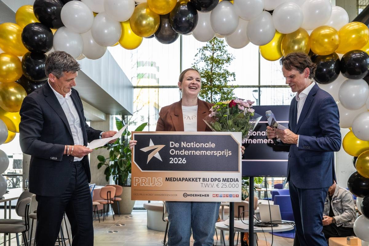 Elke Sloetjes neemt de Nationale Ondernemersprijs in ontvangst.  Foto: Dingena Mol.