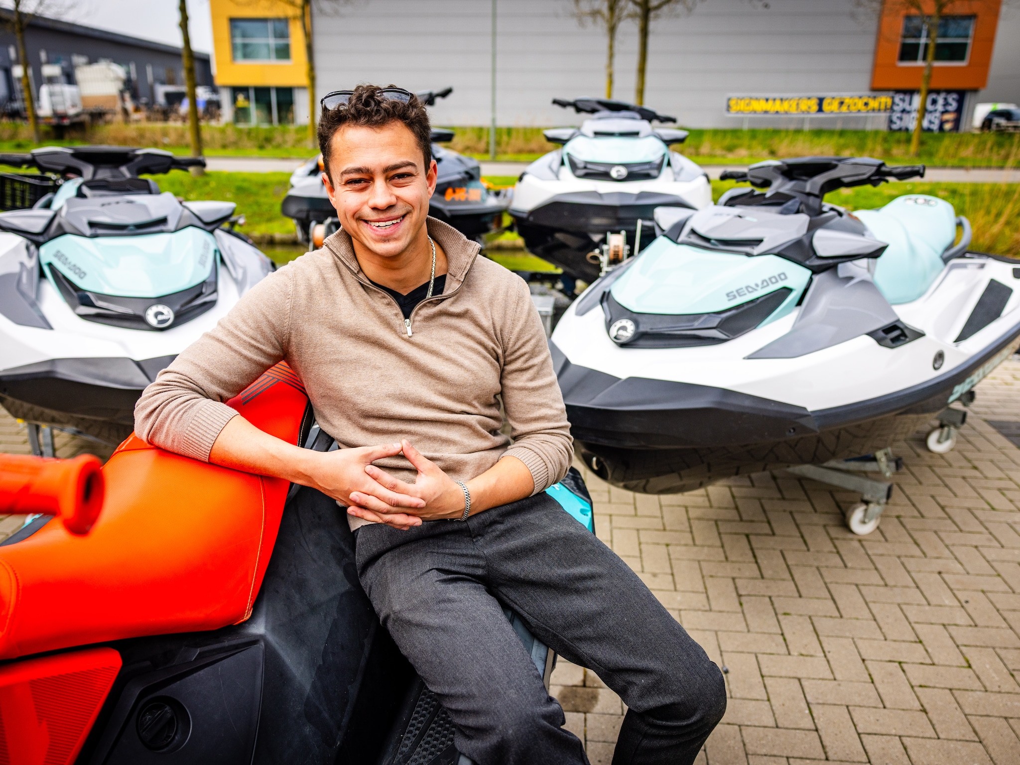 piepjonge ondernemer thyrone contein 24 razendsnelle waterscooters pk koning