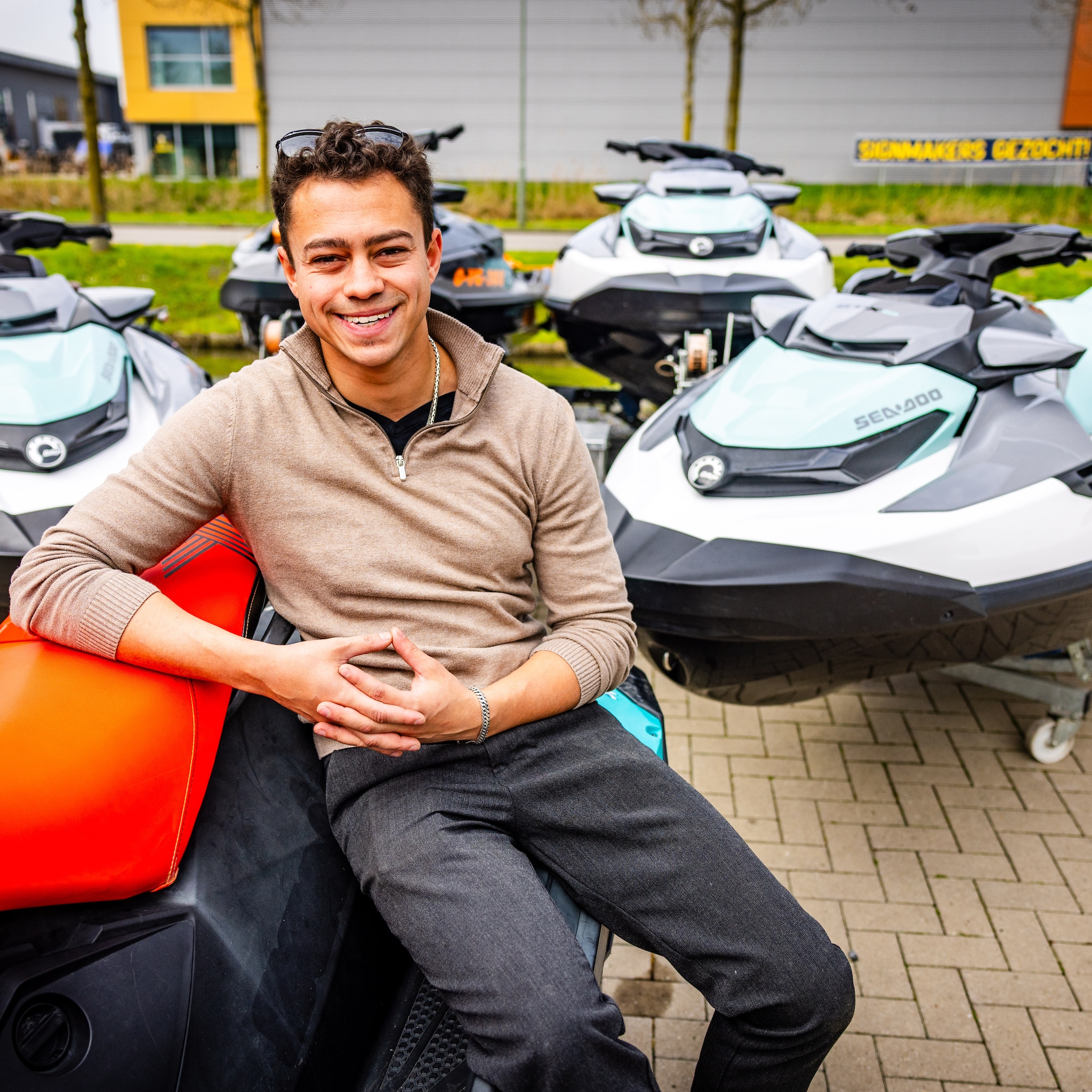 piepjonge ondernemer thyrone contein 24 razendsnelle waterscooters pk koning