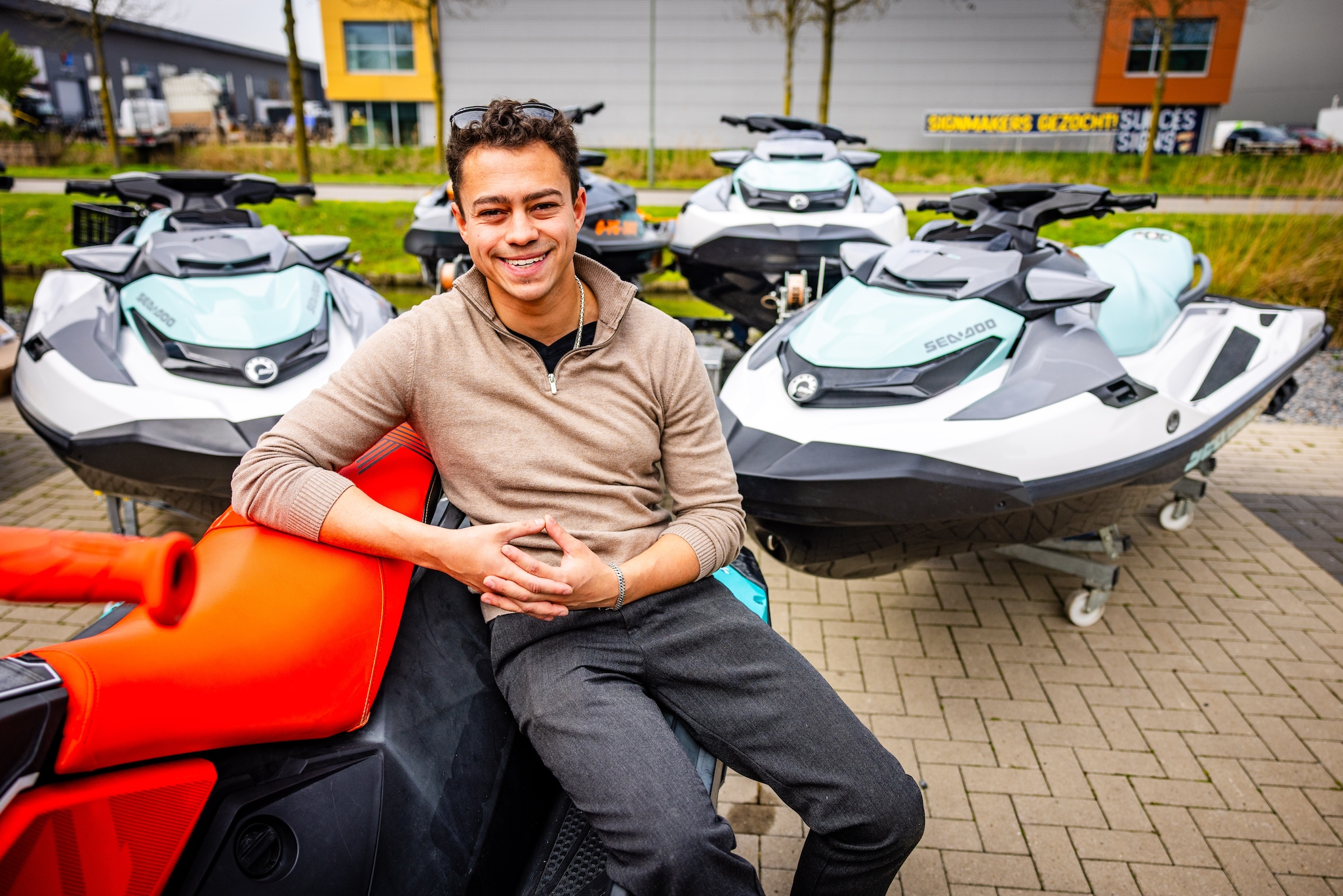 ‘Ik heb ‘n toe-toe-toeter op m’n waterscooter.’ Of in het geval van Tyhrone Contein wel zeven. Allemaal bestemd voor de verhuur.