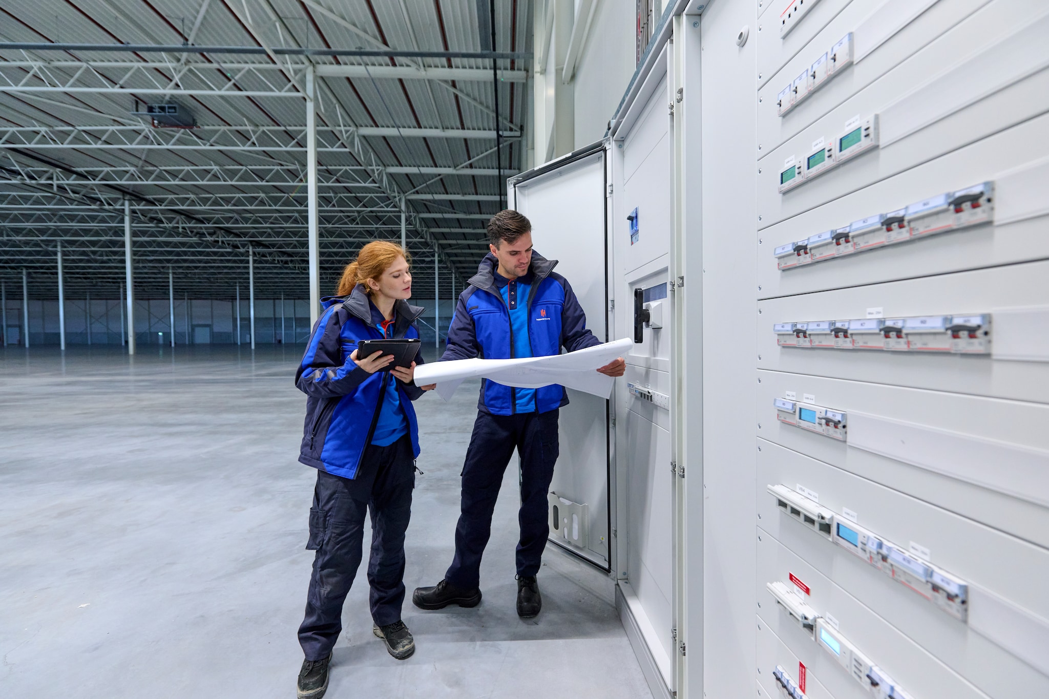 Een van de vrouwelijke technici bij Hoppenbrouwers samen met haar collega. Foto: Hoppenbrouwers Een van de vrouwelijke technici bij Hoppenbrouwers samen met haar collega. Foto: Hoppenbrouwers
