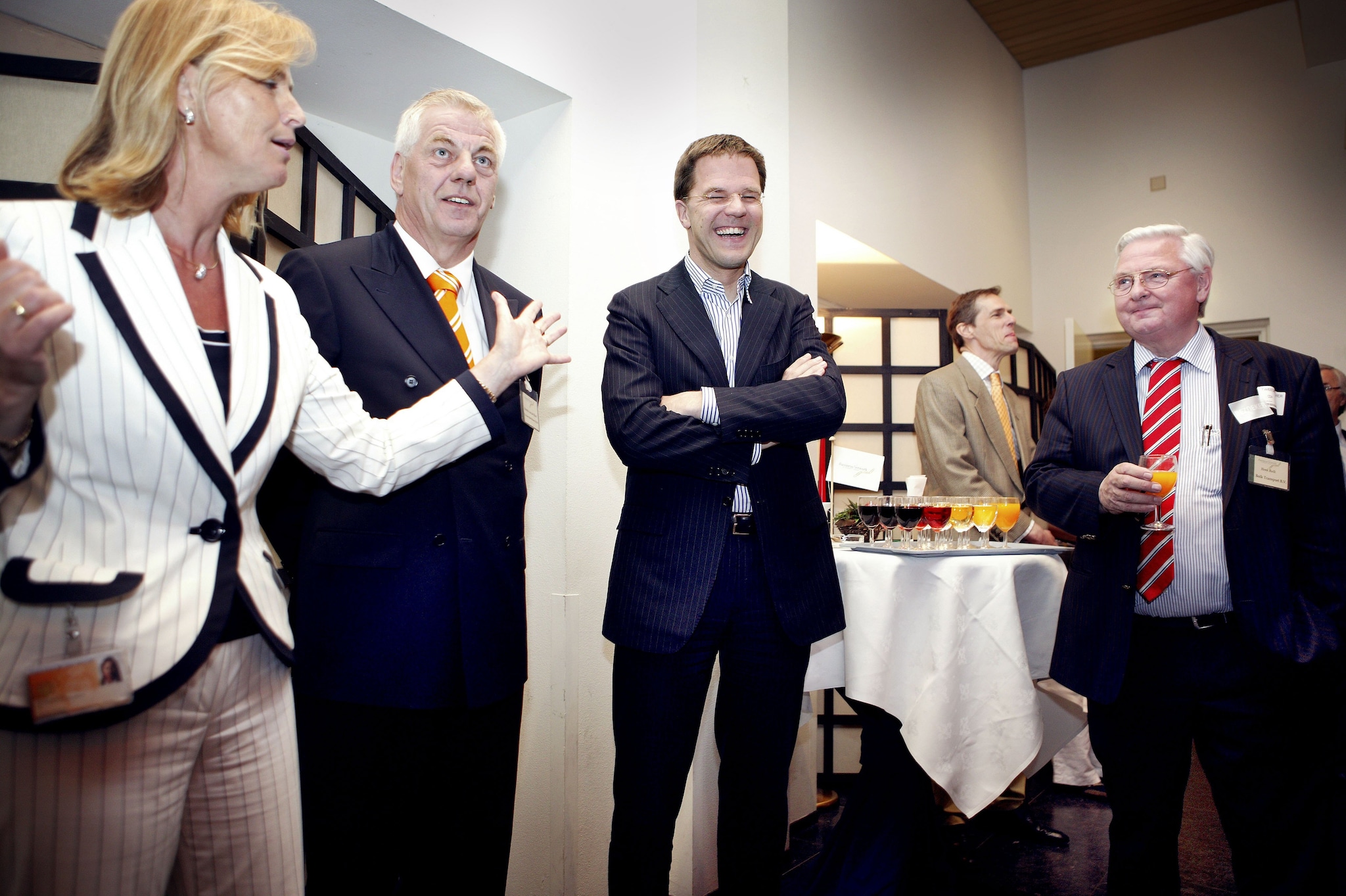 Hennie van der Most tijdens een informele borrel links van Mark Rutte. Roger Dohmen/Hollandse Hoogte