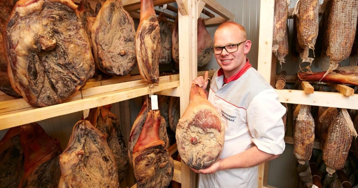 Het succes van Henk zit niet alleen in de 700 kilo worst die hij wekelijks verkoopt: ‘Durf je zwakte