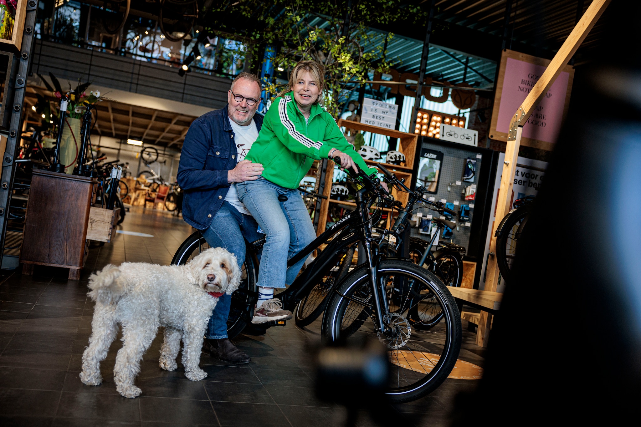 Wim en Marian Landewé met hond Berend in hun 100-jarige fietsenwinkel.