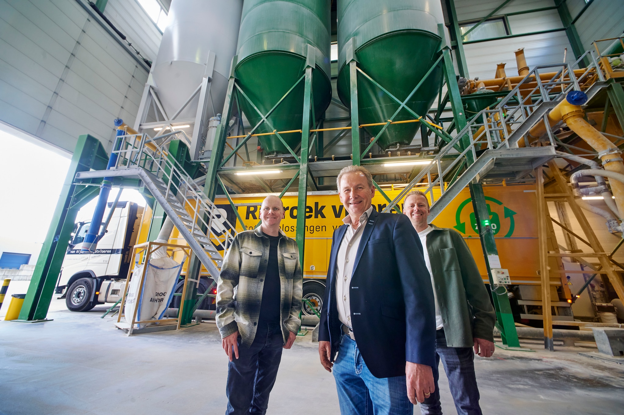 Ron, Hans en Mike van Rijbroek (vlnr) voor de gietmortelcentrale van het 50-jarige Vloerenbedrijf Van Rijbroek in Uden. Foto: Jeroen Appels/Van Assendelft Fotografie