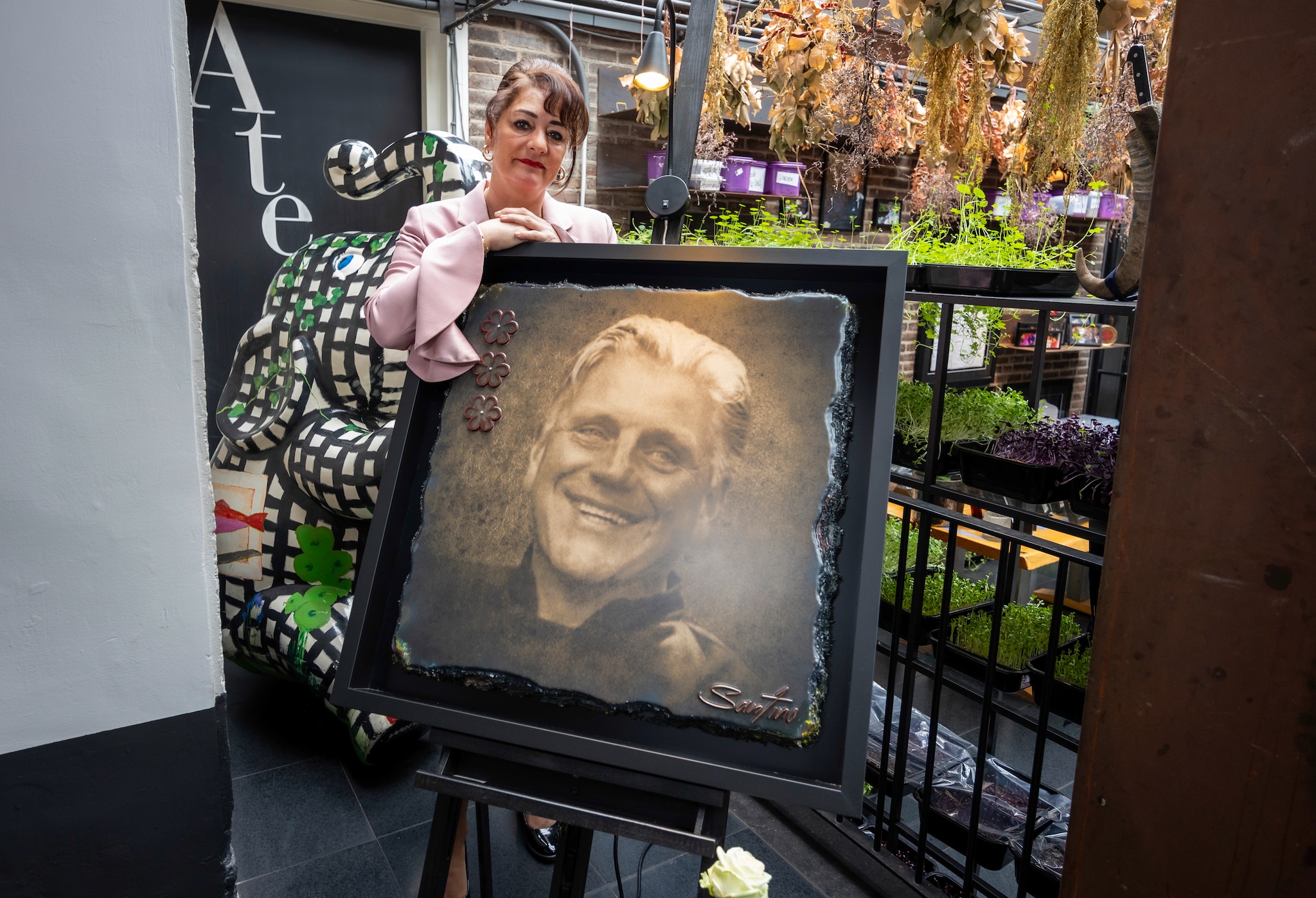 Thérèse Boer op de plek waar Jonnie Boer altijd in de weer was met kruiden. Foto: Rob Voss Thérèse Boer op de plek waar Jonnie Boer altijd in de weer was met kruiden. Foto: Rob Voss