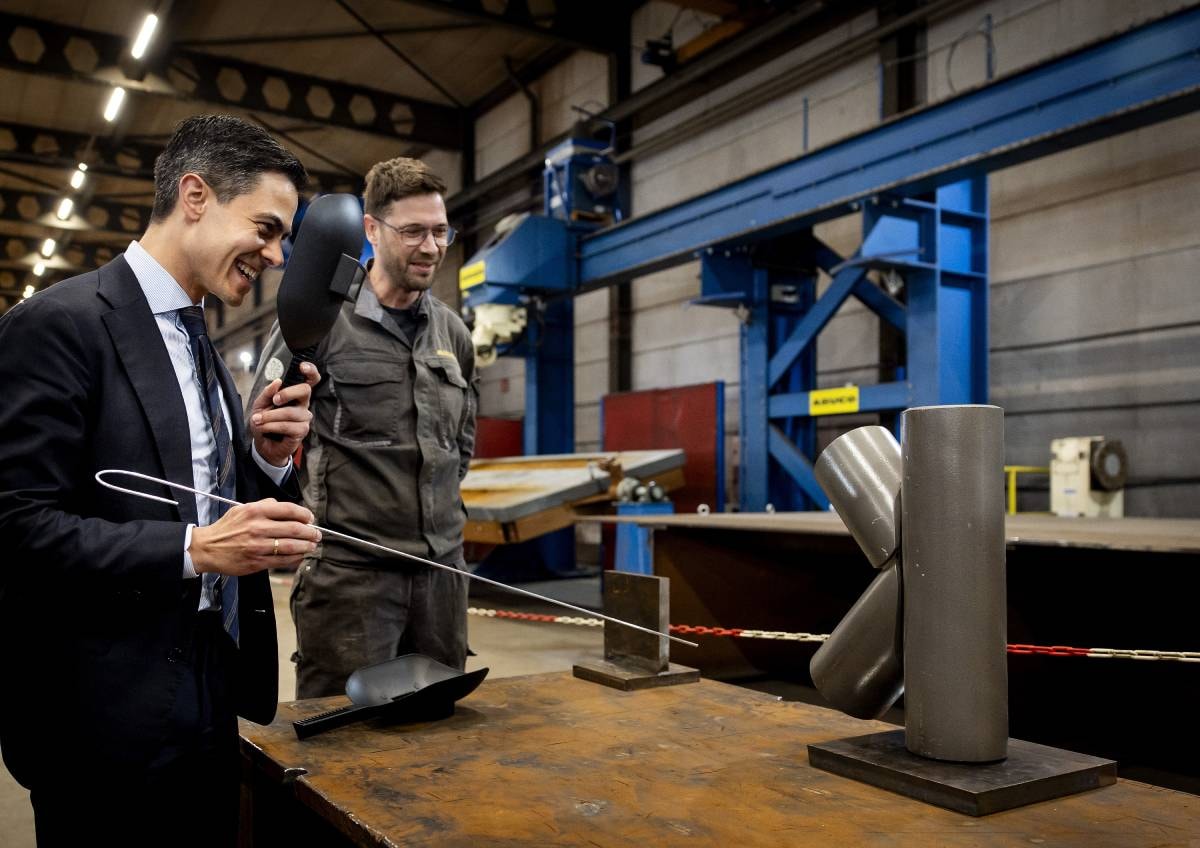Minister-president Rob Jetten op werkbezoek bij staalbedrijf Abuco in Middenmeer. Foto: ANP
