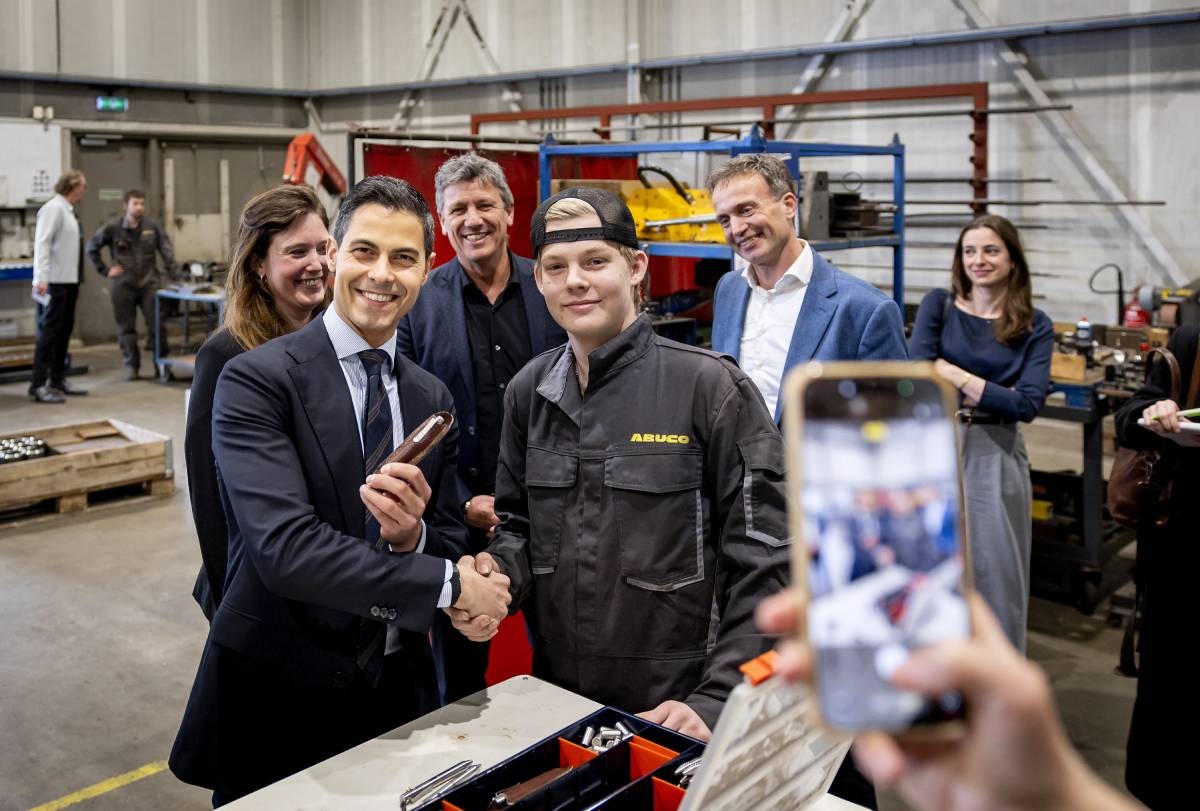 Minister-president Rob Jetten tijdens een werkbezoek aan de fabriekshal van staalbedrijf Abuco. Foto: KOEN VAN WEEL / ANP  Minister-president Rob Jetten tijdens een werkbezoek aan de fabriekshal van staalbedrijf Abuco. Foto: KOEN VAN WEEL / ANP