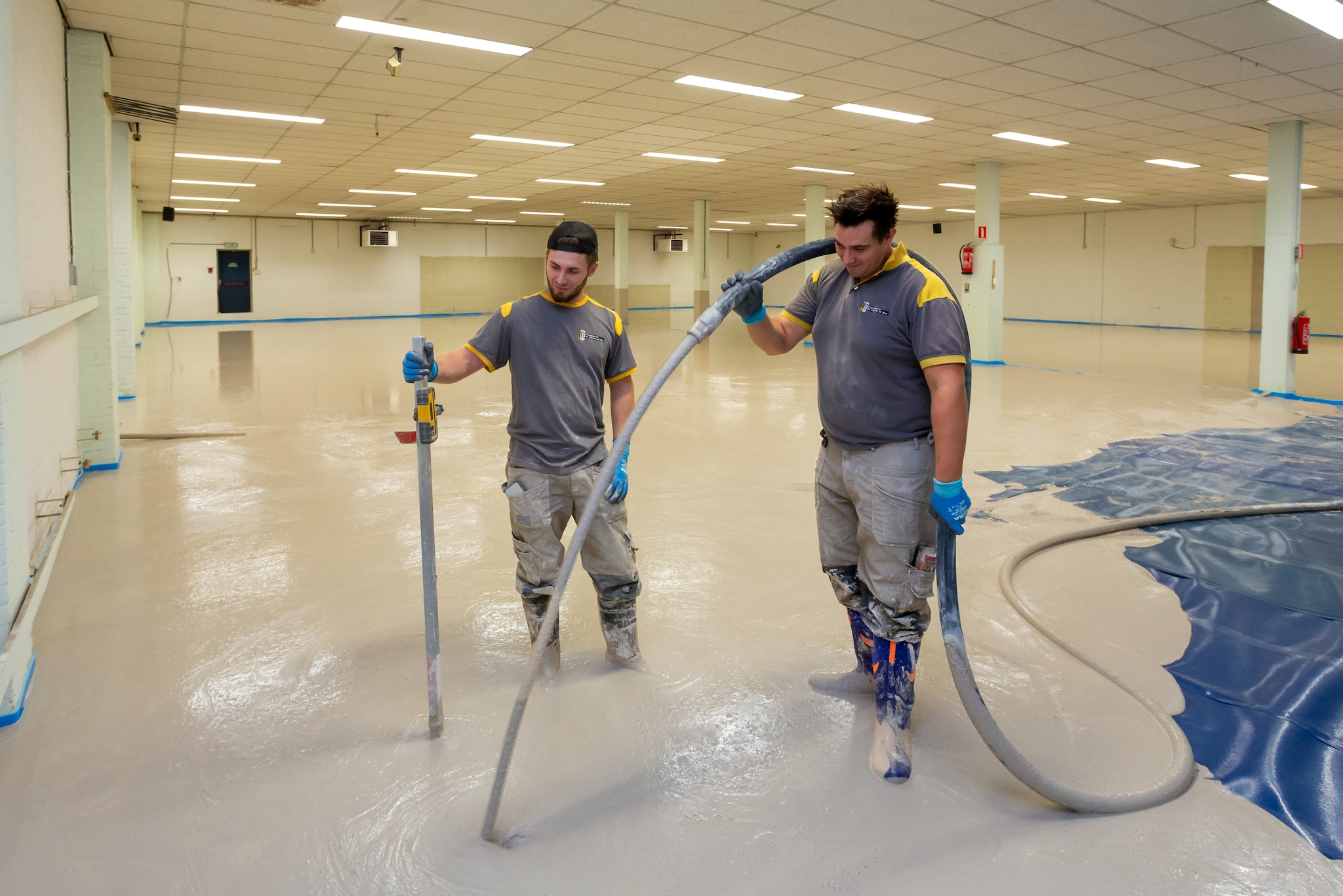 Twee medewerkers van Vloerenbedrijf Van Rijbroek uit Uden leggen een dekvloer. Foto: Van Rijbroek Twee medewerkers van Vloerenbedrijf Van Rijbroek uit Uden leggen een dekvloer. Foto: Van Rijbroek