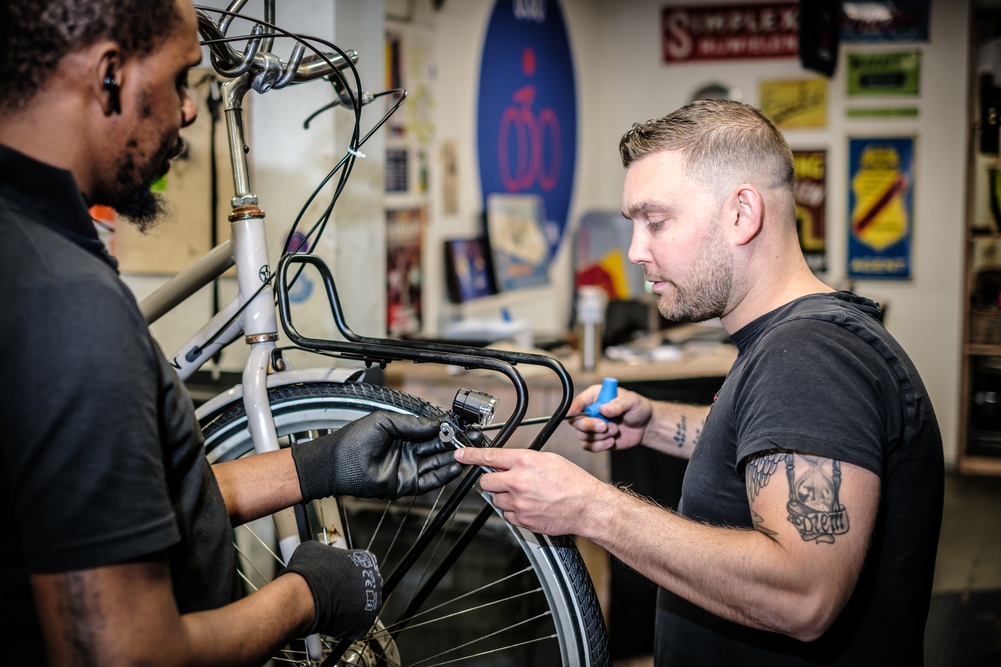Eichelsheim werkt zes dagen in de week in zijn eigen zaak. Jip Eichelsheim werkt zes dagen in de week in zijn eigen zaak. Foto: Jelle Verhoeks