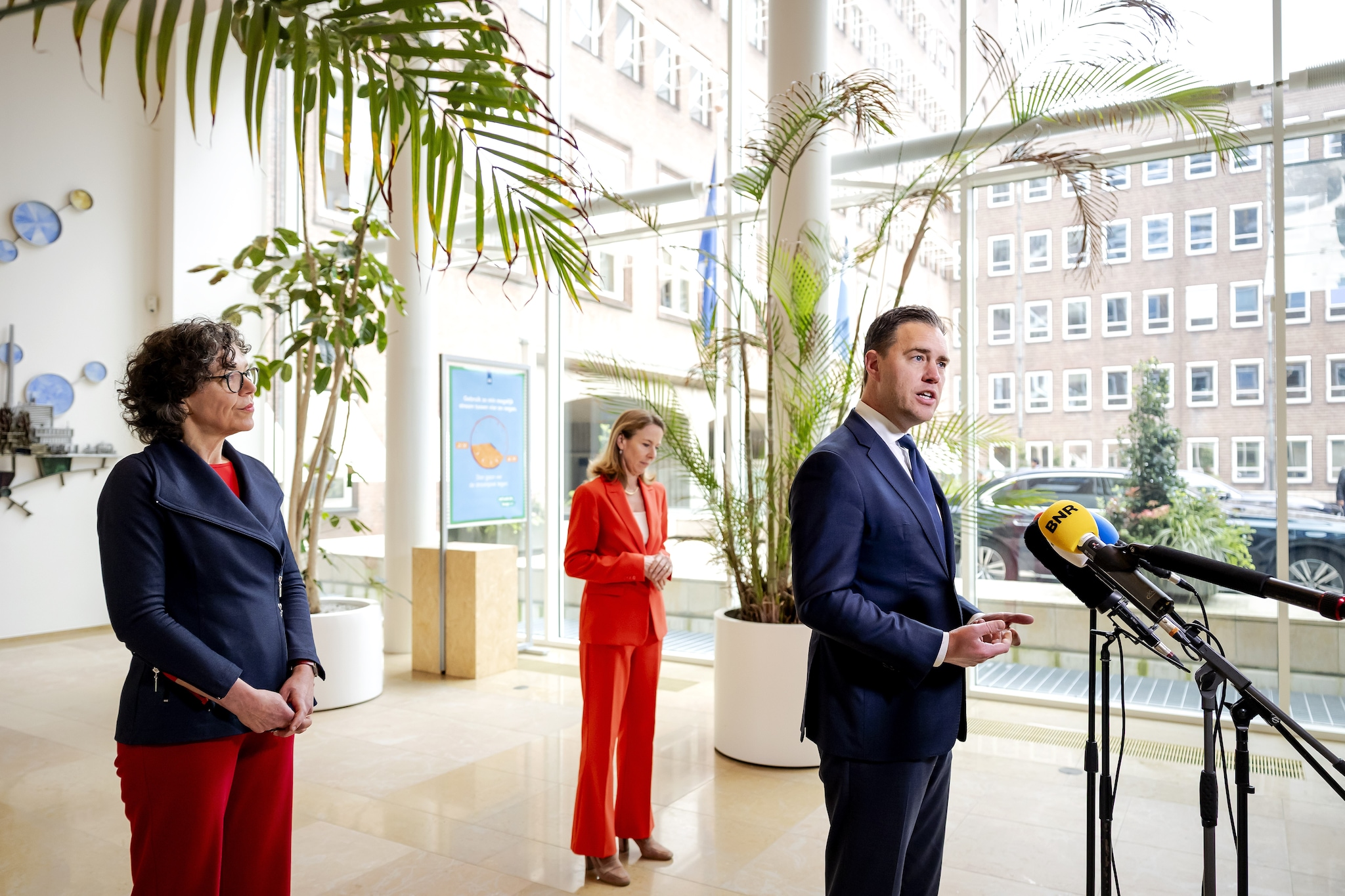 Heleen Herbert (Economische Zaken en Klimaat), Stientje van Veldhoven (Klimaat en Groene Groei) en Ministers Eelco Heinen (Financiën) geven een toelichting op het pakket maatregelen dat het kabinet-Jetten wil invoeren om de pijn van de prijsstijgingen aan de pomp voor burgers en bedrijven te verzachten. Foto: ANP