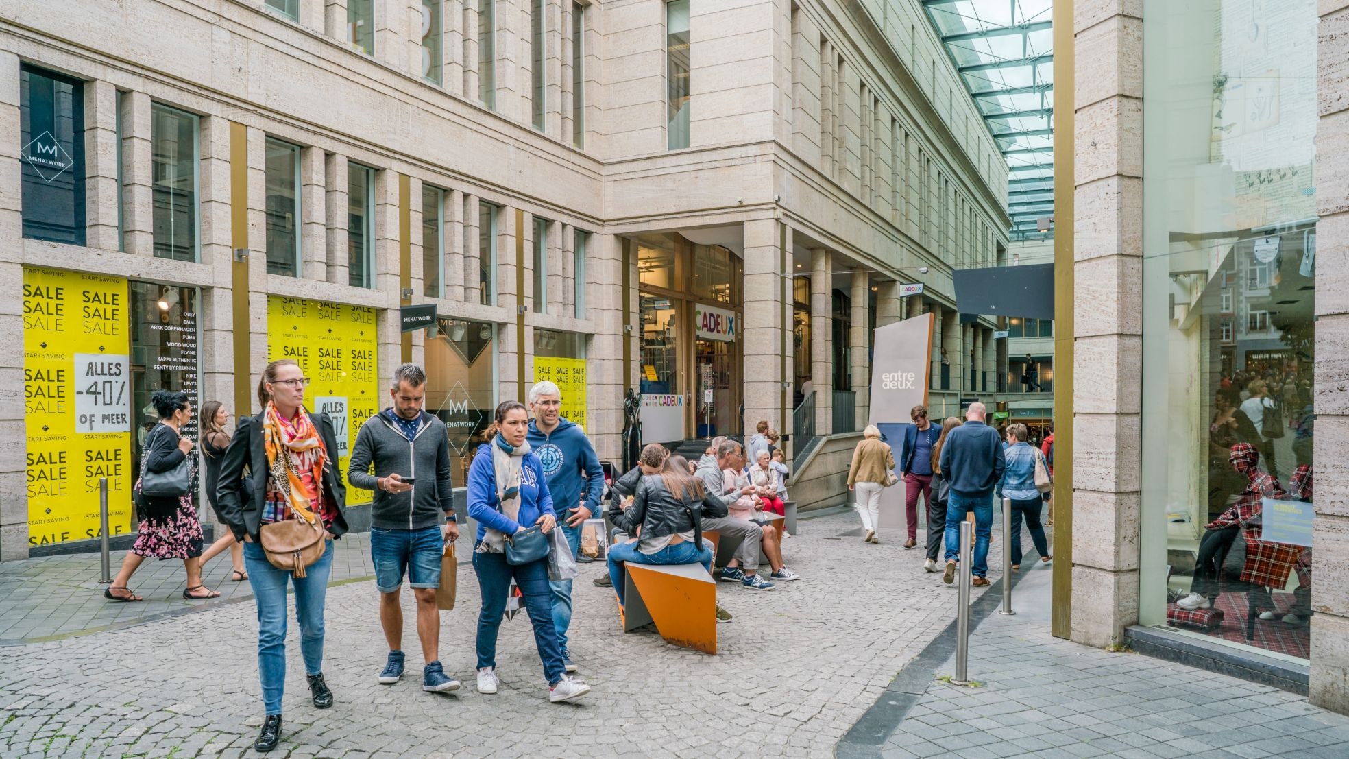 De consument - zoals hier in Maastricht - houdt meer en meer de vinger op de knip.