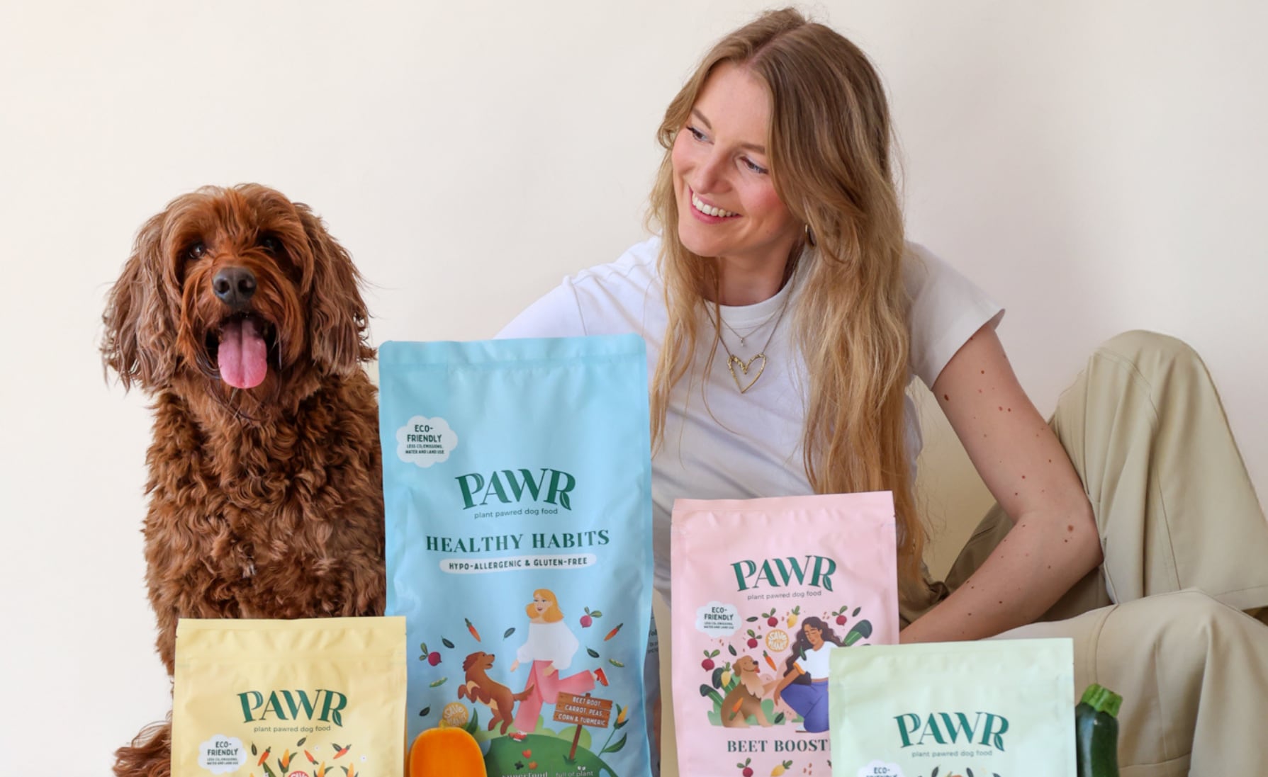 Fia Luijerink, oprichter van PAWR, met een fan van de plantaardige hondenvoeding. Fia Luijerink, oprichter van PAWR, met een fan van de plantaardige hondenvoeding. Foto: PAWR